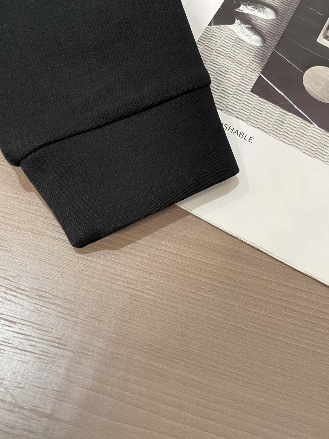 蒙口 圆领套头卫衣；经典套头男女同款，简约大气系列单品，低调奢华大气百搭款！卫衣选用客供100%高克重棉