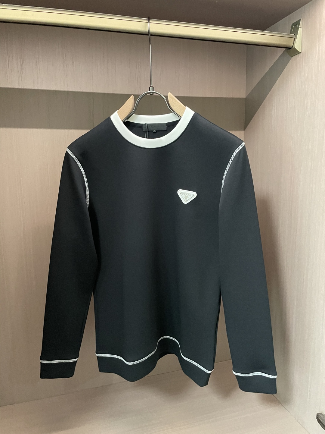 Prad 圆领套头卫衣；经典套头男女同款，简约大气系列单品，低调奢华大气百搭款！卫衣选用客供100%高克