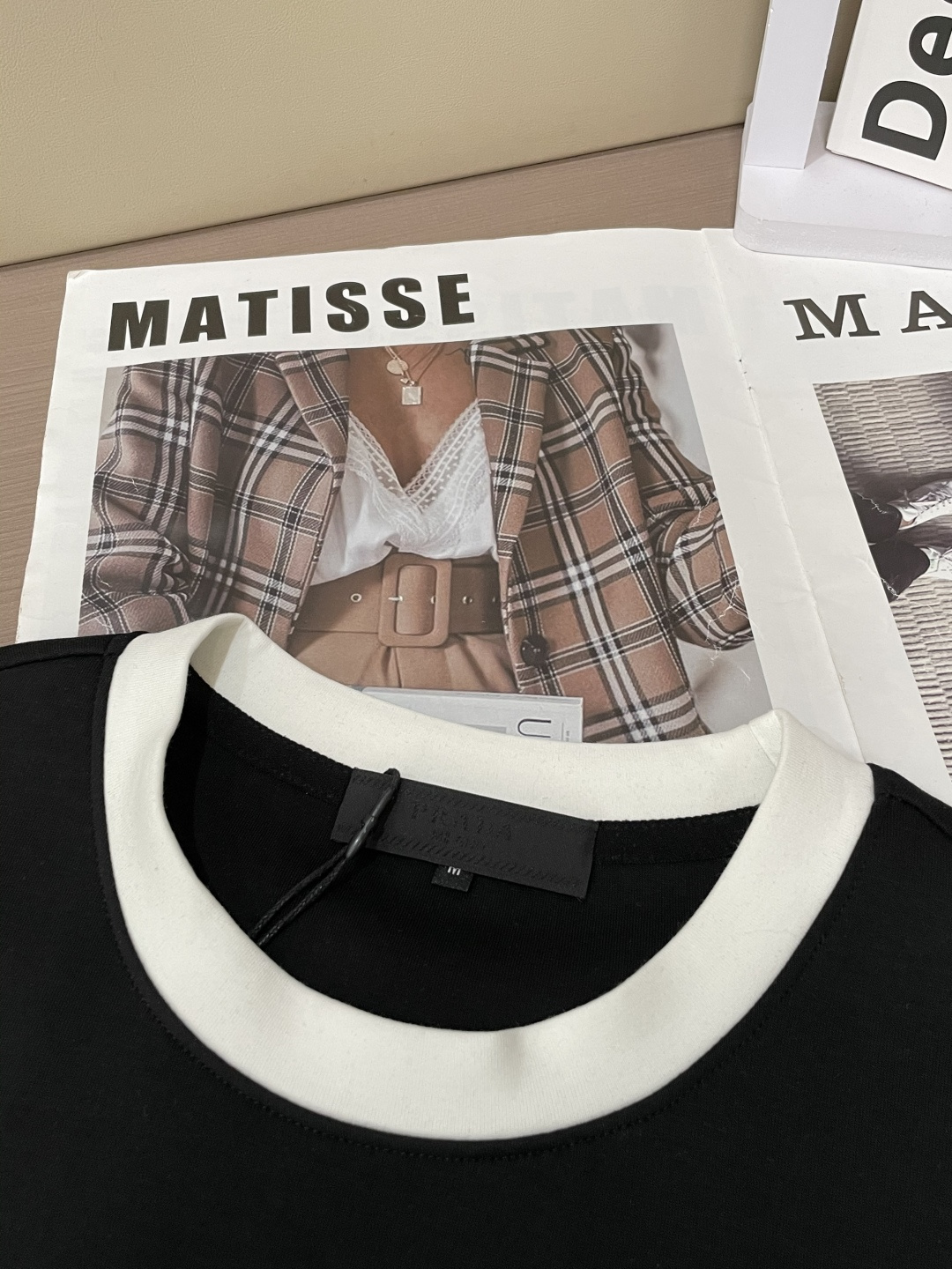 Prad 圆领套头卫衣；经典套头男女同款，简约大气系列单品，低调奢华大气百搭款！卫衣选用客供100%高克