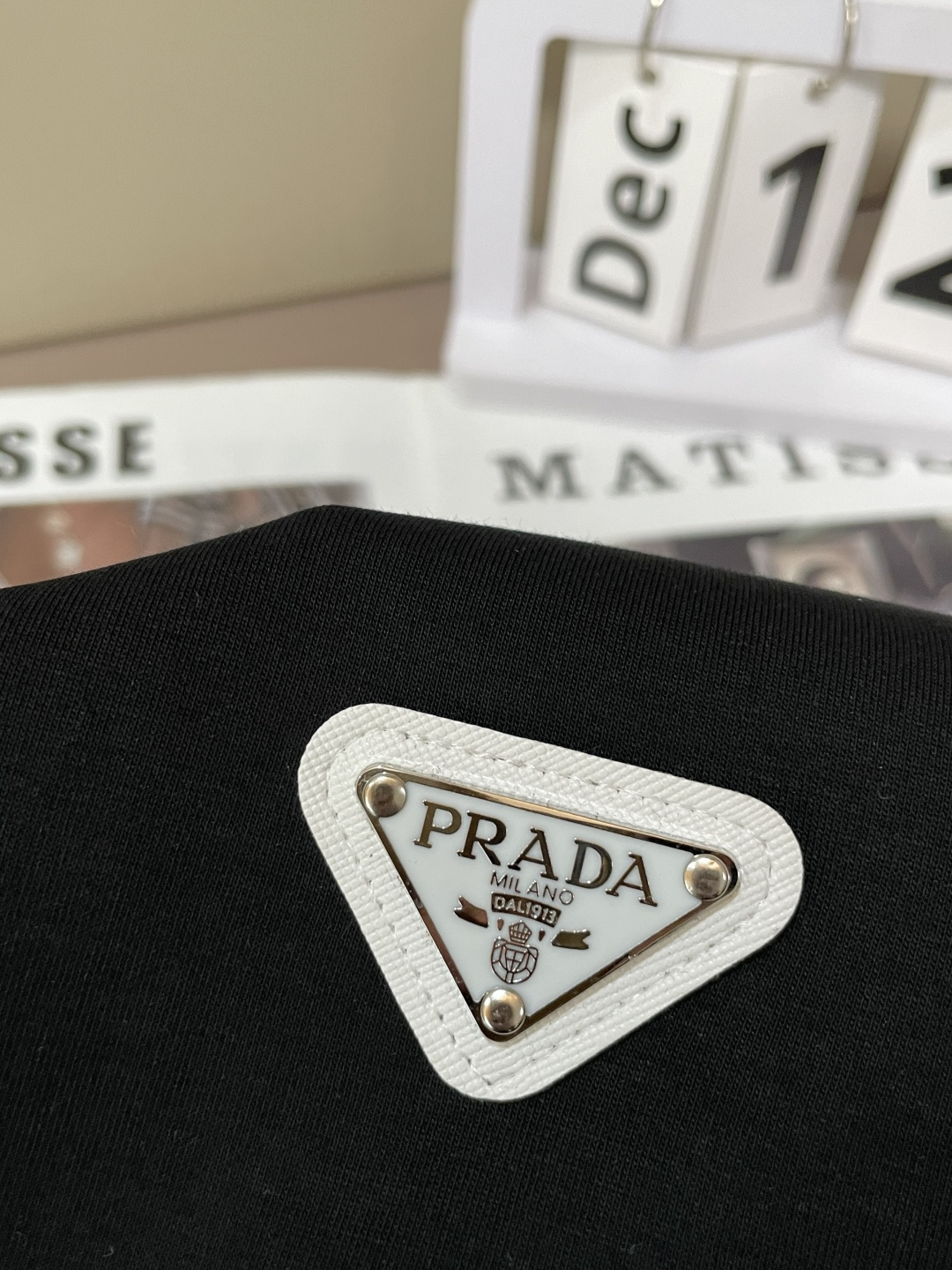 Prad 圆领套头卫衣；经典套头男女同款，简约大气系列单品，低调奢华大气百搭款！卫衣选用客供100%高克