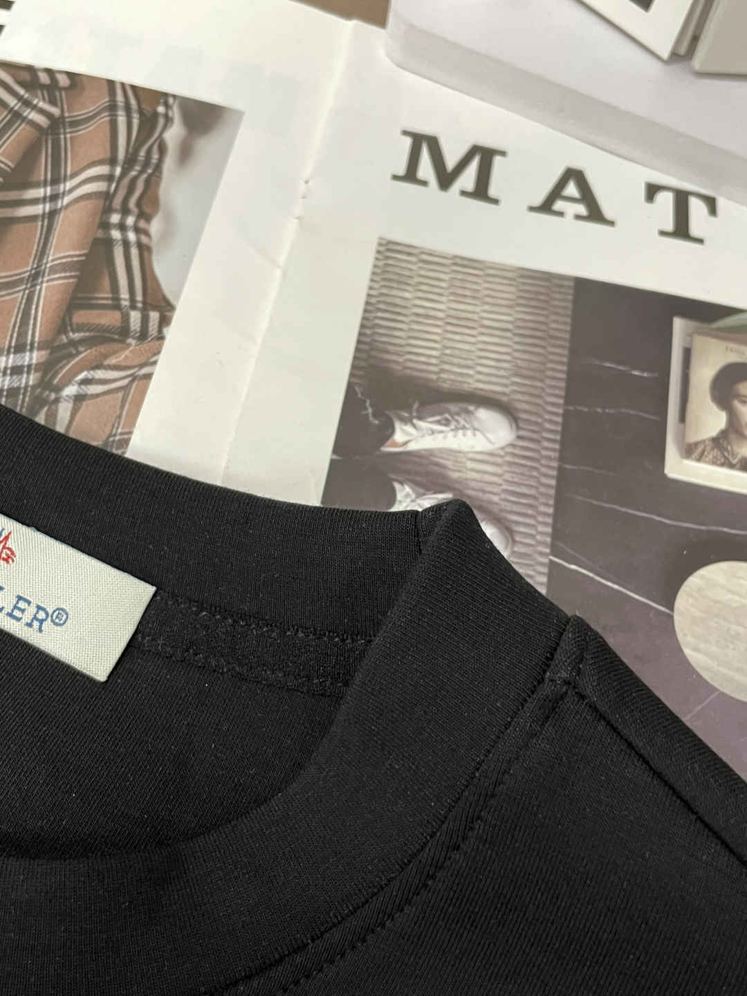 蒙口 圆领套头卫衣；经典套头男女同款，简约大气系列单品，低调奢华大气百搭款！卫衣选用客供100%高克重棉