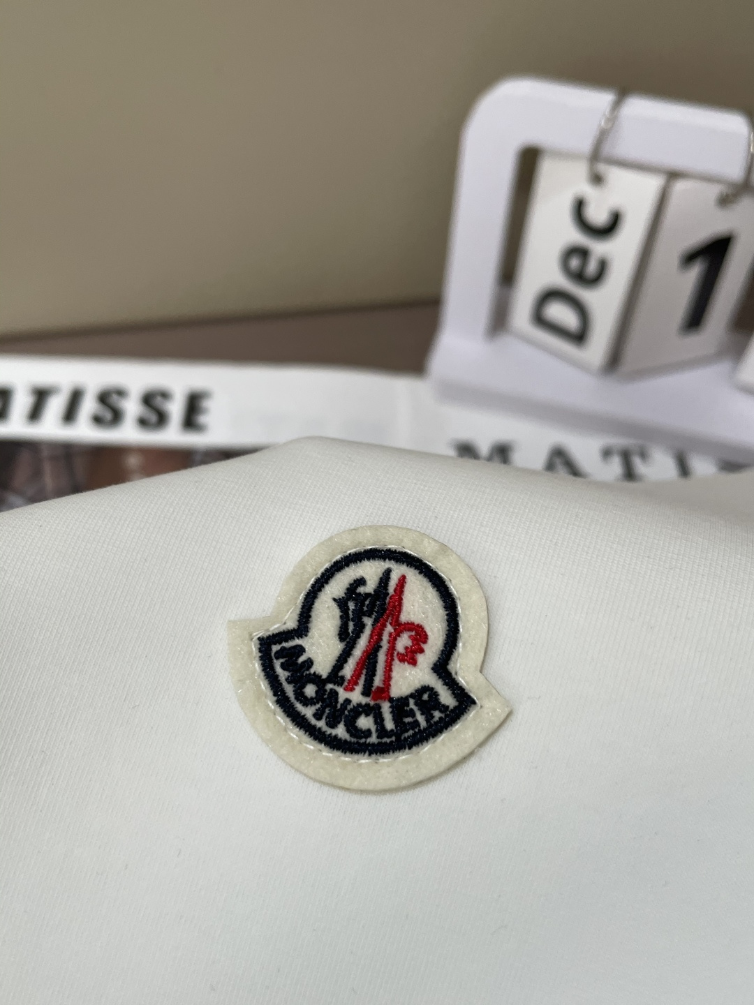 蒙口 圆领套头卫衣；经典套头男女同款，简约大气系列单品，低调奢华大气百搭款！卫衣选用客供100%高克重棉