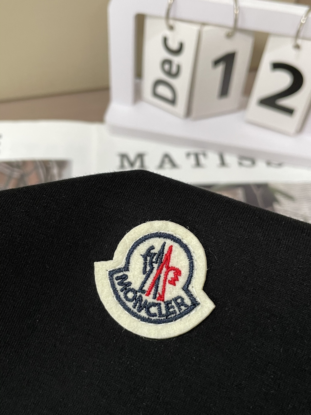 蒙口 圆领套头卫衣；经典套头男女同款，简约大气系列单品，低调奢华大气百搭款！卫衣选用客供100%高克重棉