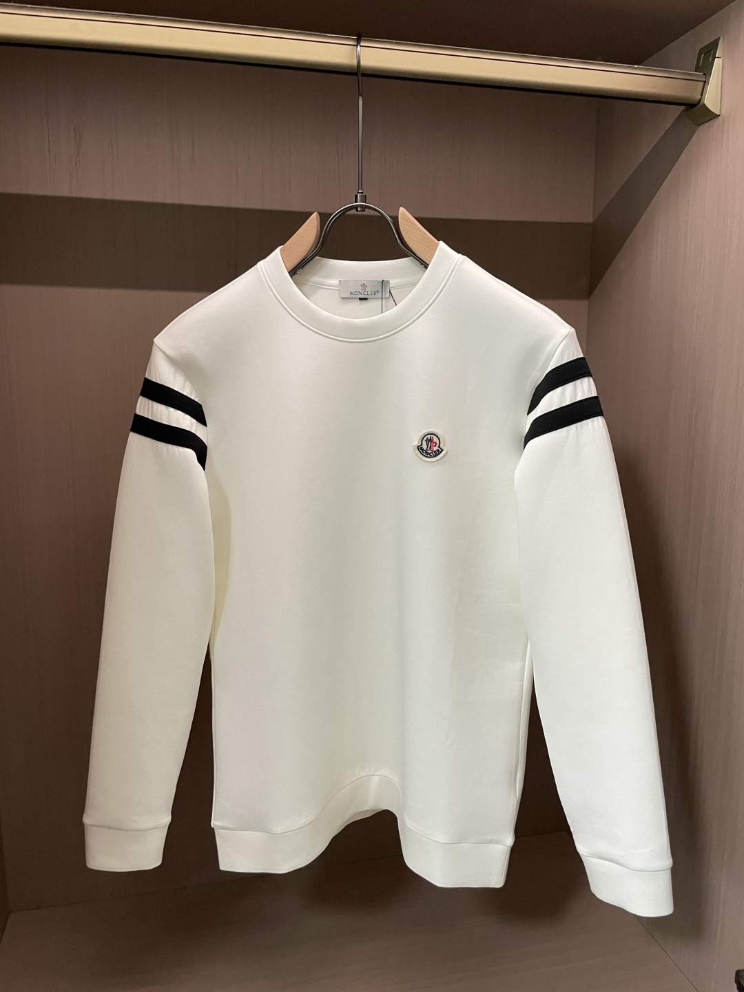 蒙口 圆领套头卫衣；经典套头男女同款，简约大气系列单品，低调奢华大气百搭款！卫衣选用客供100%高克重棉