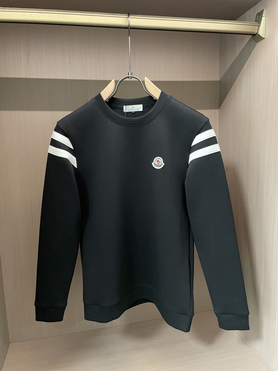 蒙口 圆领套头卫衣；经典套头男女同款，简约大气系列单品，低调奢华大气百搭款！卫衣选用客供100%高克重棉