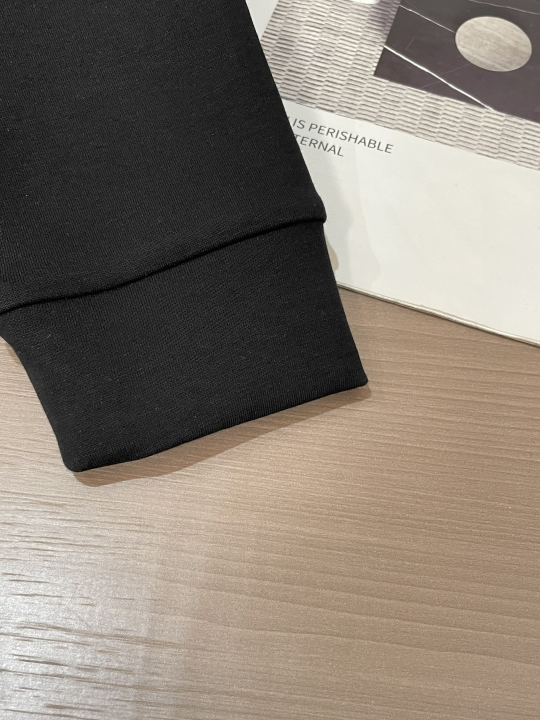 蒙口 圆领套头卫衣；经典套头男女同款，简约大气系列单品，低调奢华大气百搭款！卫衣选用客供100%高克重棉