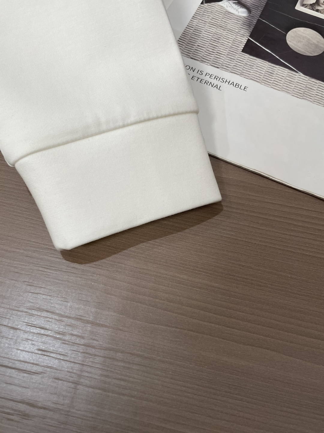 蒙口 圆领套头卫衣；经典套头男女同款，简约大气系列单品，低调奢华大气百搭款！卫衣选用客供100%高克重棉