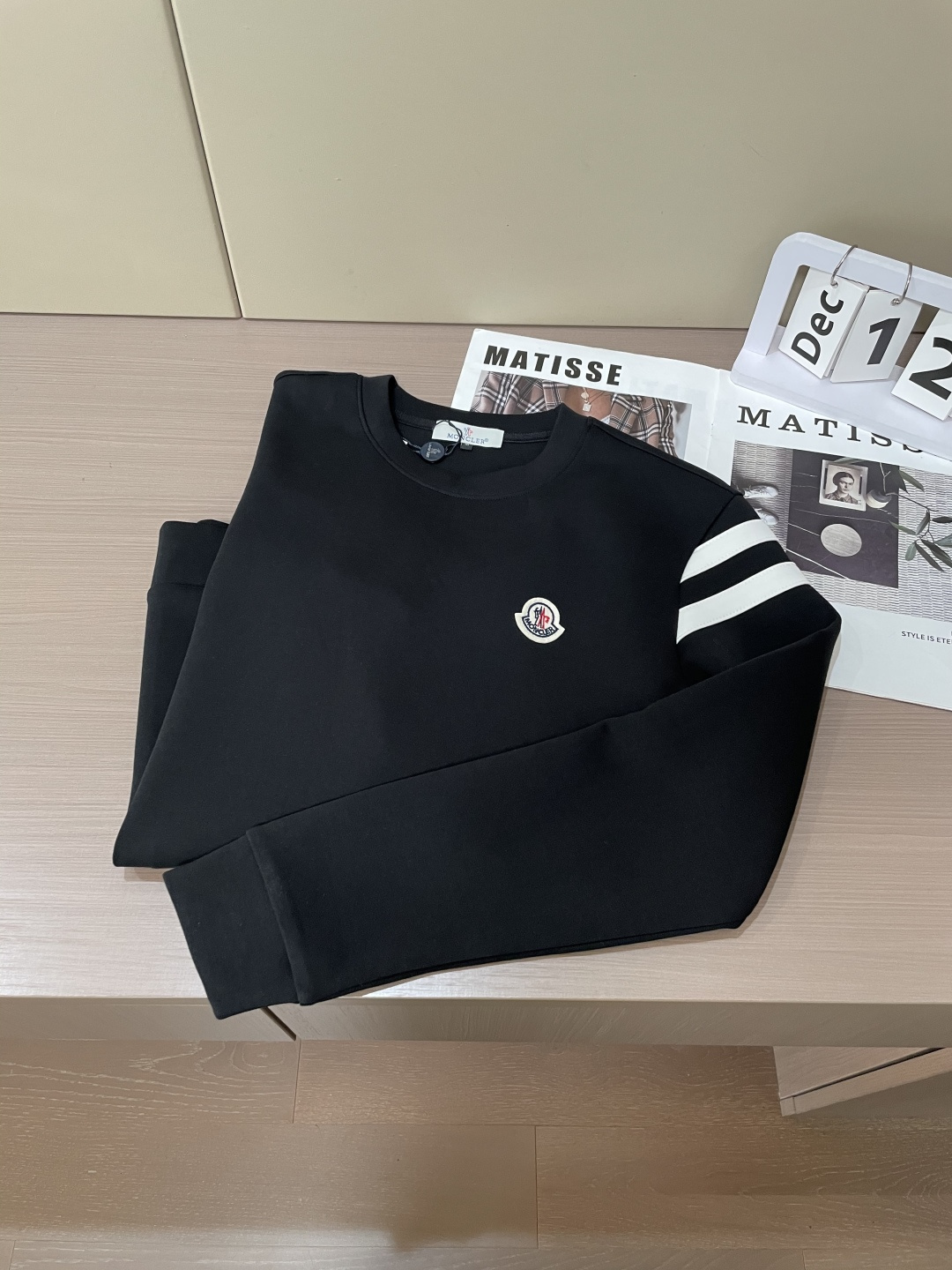 蒙口 圆领套头卫衣；经典套头男女同款，简约大气系列单品，低调奢华大气百搭款！卫衣选用客供100%高克重棉