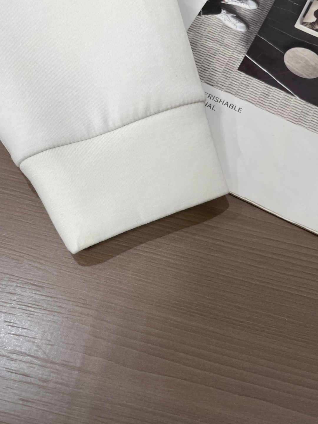 蒙口 圆领套头卫衣；经典套头男女同款，简约大气系列单品，低调奢华大气百搭款！卫衣选用客供100%高克重棉