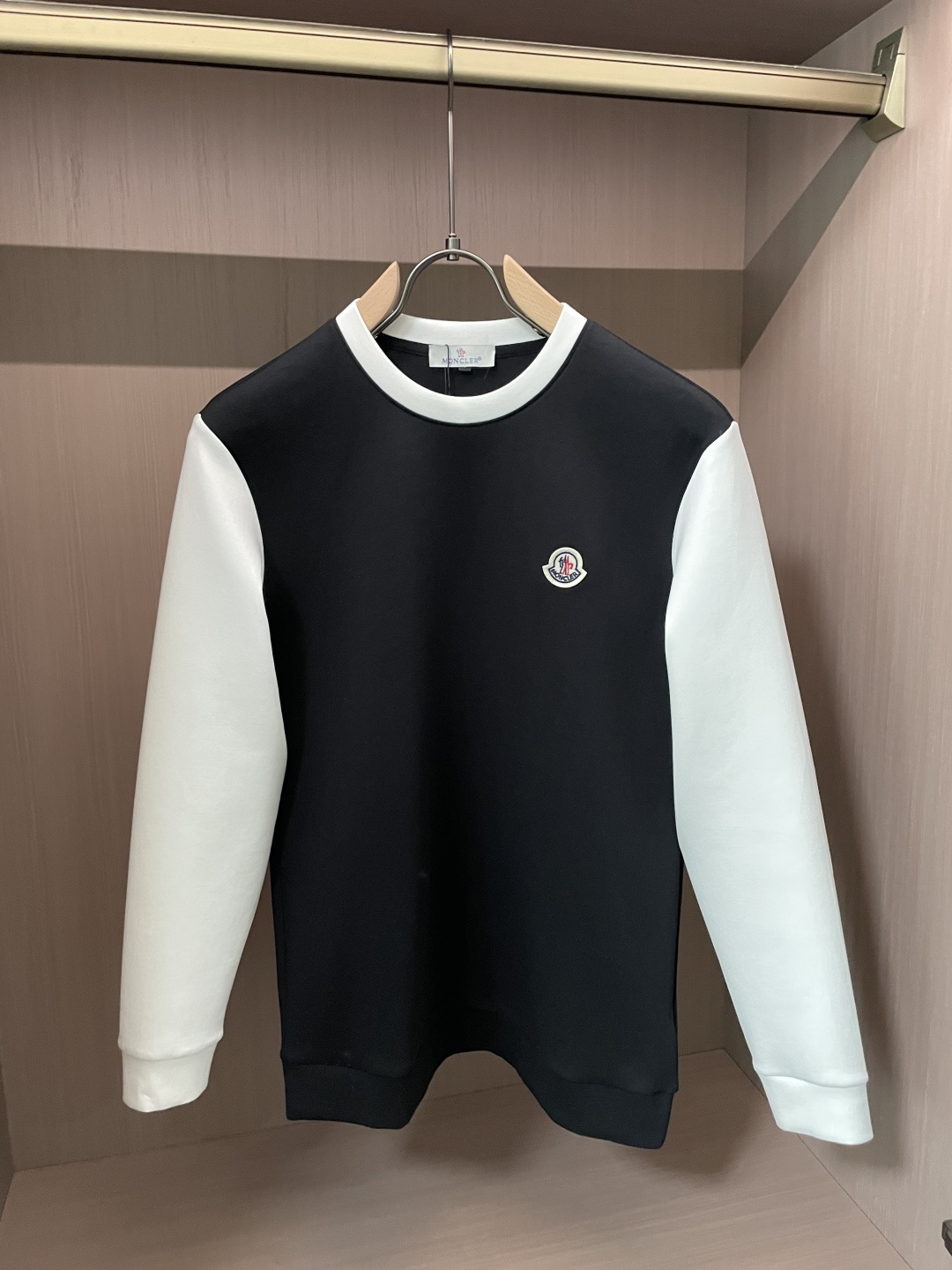 蒙口 圆领套头卫衣；经典套头男女同款，简约大气系列单品，低调奢华大气百搭款！卫衣选用客供100%高克重棉