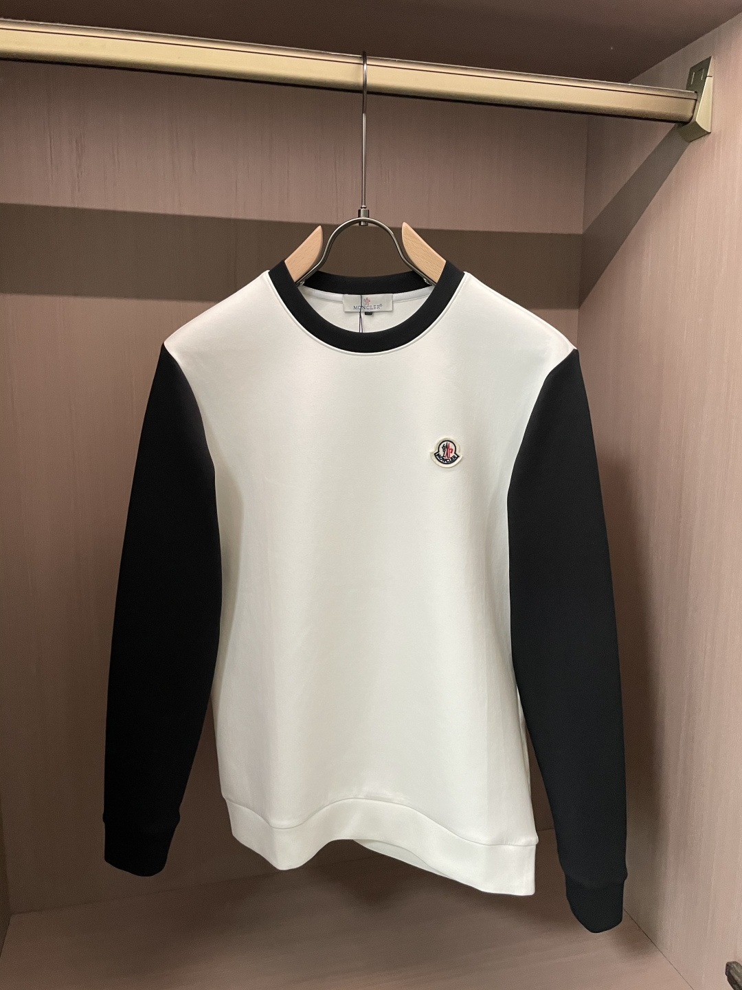 NO:682326,Men's round neck pullover sweatshirt; classic pullover for men and women, simple and elegant series of items, low-key, luxurious and versatile!  The sweatshirt is made of high-weight cotton fabrics supplied by customers. The lining is tight and very skin-friendly. It is arranged in an orderly manner. It feels super soft, delicate and comfortable, and the fabric texture is top-notch!  Low-key and highly recognizable, it highlights the brand’s unique fashion charm!  The upper body is a standard unisex style, which is super versatile and easy to wear. It can be easily worn by both men and women, creating the most simple and popular mainstream size. M-XXXXL, Moncler, hoodie, sweatshirts,19860909蒙口 圆领套头卫衣；经典套头男女同款,简约大气系列单品,低调奢华大气百搭款！ 卫衣选用客供高克重棉质面料精制而成,内里紧密且既极具亲肤感的,井然有序的排列着,手感超级柔软细腻舒适,面料质感堪称顶级！低调且辨识度十足,彰显品牌独有的时尚魅力值！版型上身标准中性的款式,超级百搭好穿,男女都可轻松上身演绎,打造出最简约流行的主流 尺码M-XXXXL,,Moncler,hoodie,sweatshirts,,Men's clothing