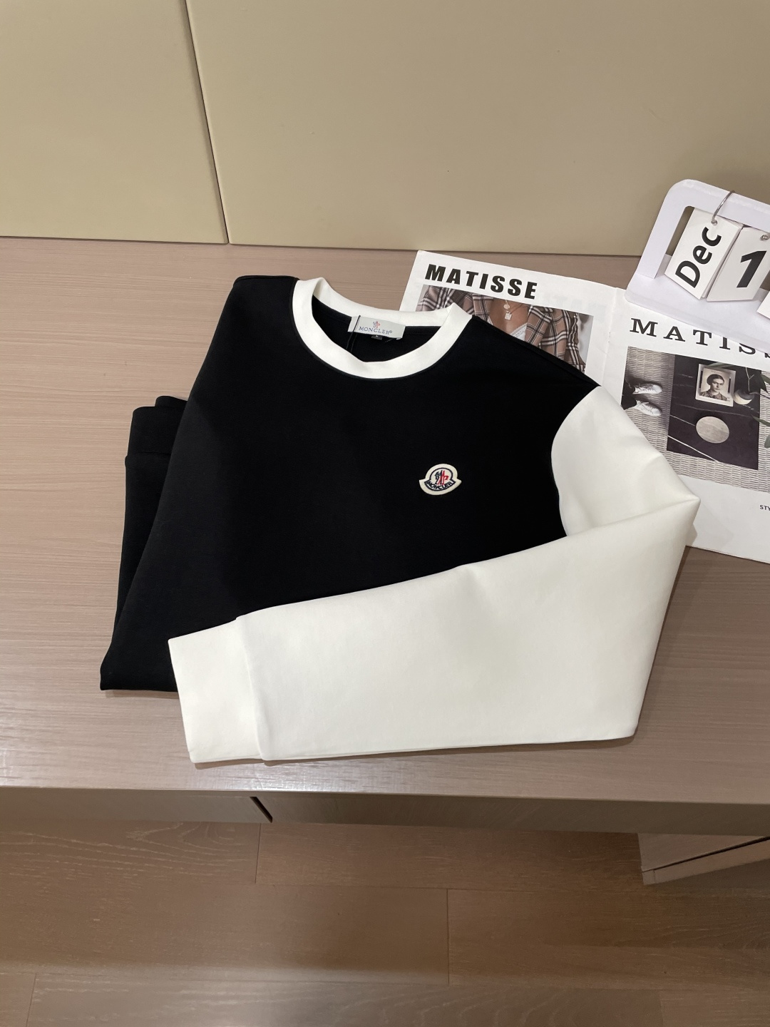 蒙口 圆领套头卫衣；经典套头男女同款，简约大气系列单品，低调奢华大气百搭款！卫衣选用客供100%高克重棉