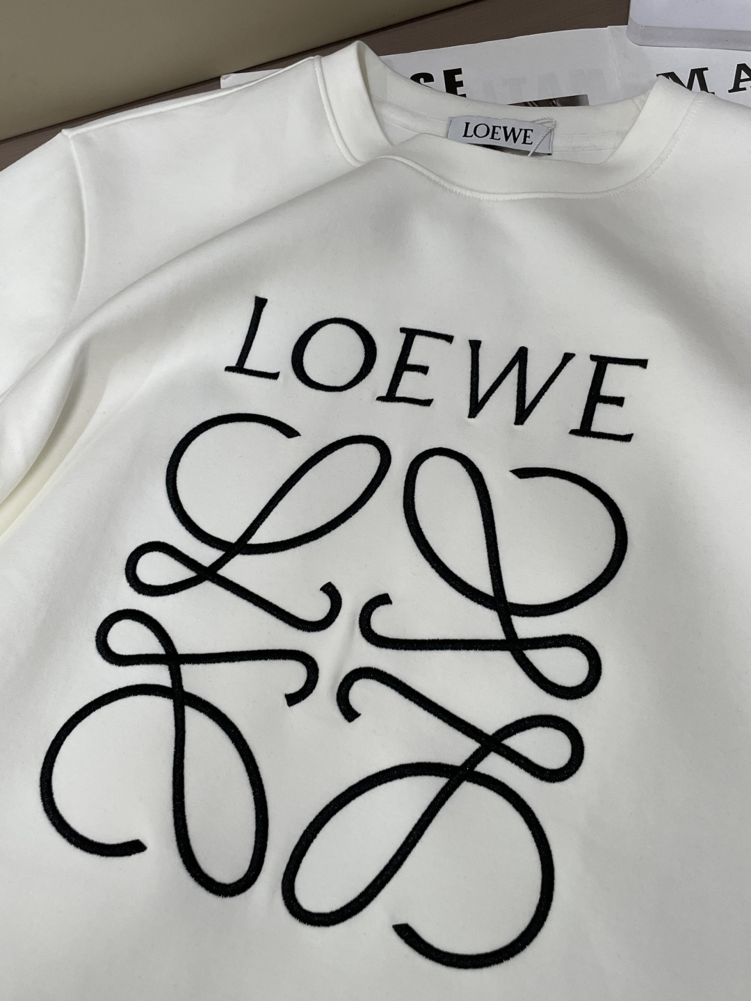 Loewe 圆领套头卫衣；经典套头男女同款，简约大气系列单品，低调奢华大气百搭款！卫衣选用客供100%高