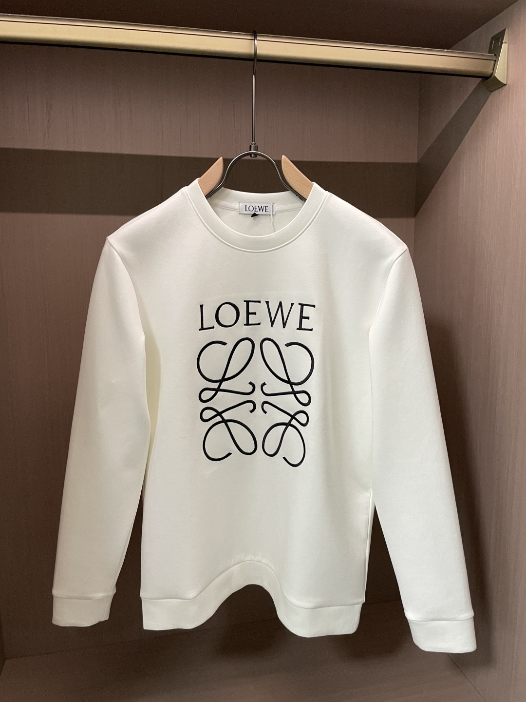 NO:682331,Loewe round neck pullover sweatshirt; classic pullover for men and women, simple and elegant series of items, low-key, luxurious and versatile!  The sweatshirt is made of high-weight cotton fabrics supplied by customers. The lining is tight and very skin-friendly. It is arranged in an orderly manner. It feels super soft, delicate and comfortable, and the fabric texture is top-notch!  Low-key and highly recognizable, it highlights the brand’s unique fashion charm!  The upper body is a standard unisex style, which is super versatile and easy to wear. It can be easily worn by both men and women, creating the most simple and popular mainstream size. M-XXXXL, loewe, hoodie, sweatshirts,19860909Loewe 圆领套头卫衣；经典套头男女同款,简约大气系列单品,低调奢华大气百搭款！ 卫衣选用客供高克重棉质面料精制而成,内里紧密且既极具亲肤感的,井然有序的排列着,手感超级柔软细腻舒适,面料质感堪称顶级！低调且辨识度十足,彰显品牌独有的时尚魅力值！版型上身标准中性的款式,超级百搭好穿,男女都可轻松上身演绎,打造出最简约流行的主流 尺码M-XXXXL,,loewe,hoodie,sweatshirts,,Men's clothing