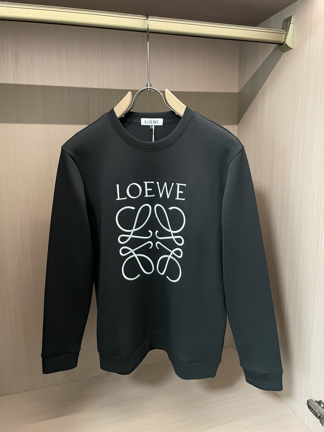Loewe 圆领套头卫衣；经典套头男女同款，简约大气系列单品，低调奢华大气百搭款！卫衣选用客供100%高
