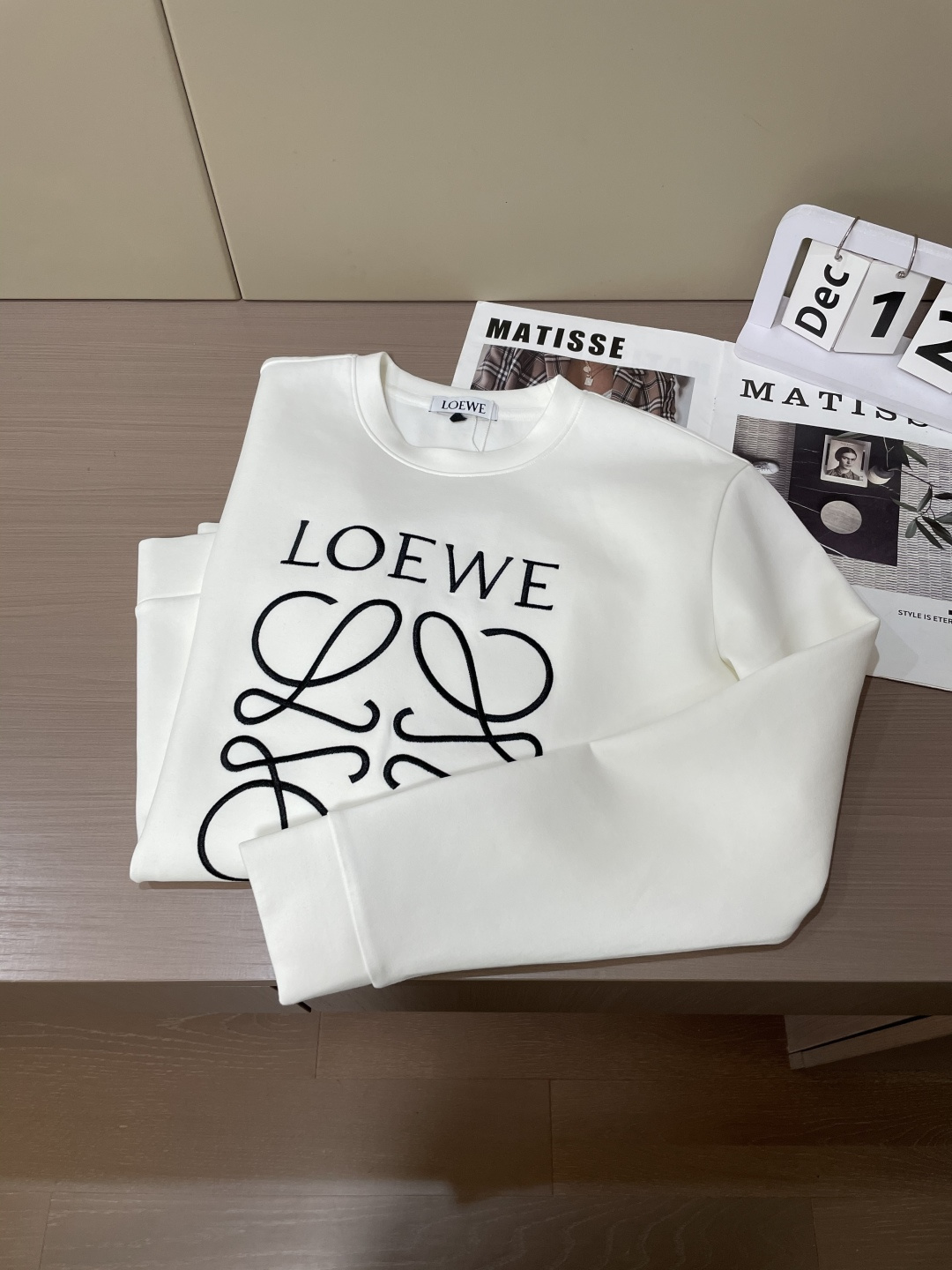 Loewe 圆领套头卫衣；经典套头男女同款，简约大气系列单品，低调奢华大气百搭款！卫衣选用客供100%高
