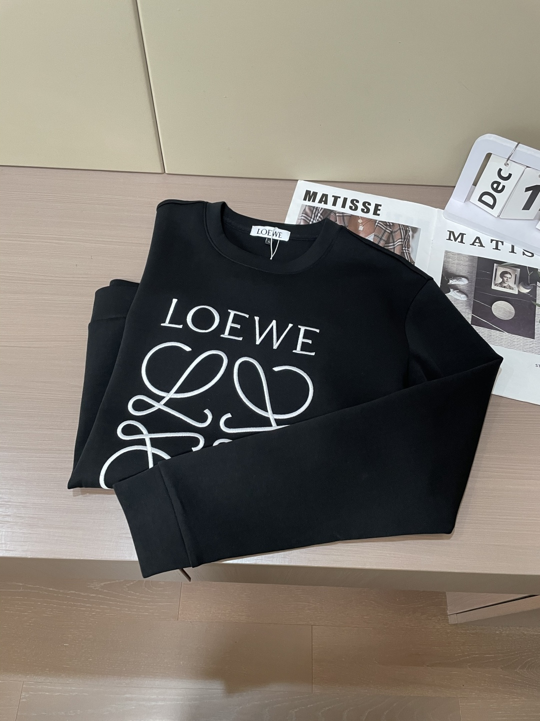 Loewe 圆领套头卫衣；经典套头男女同款，简约大气系列单品，低调奢华大气百搭款！卫衣选用客供100%高