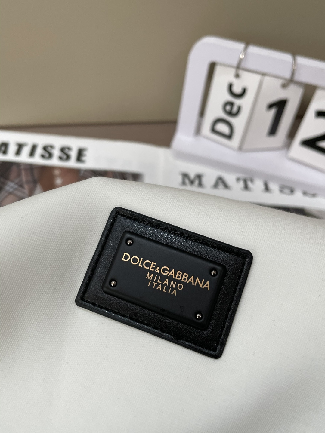 DG 圆领套头卫衣；经典套头男女同款，简约大气系列单品，低调奢华大气百搭款！卫衣选用客供100%高克重棉