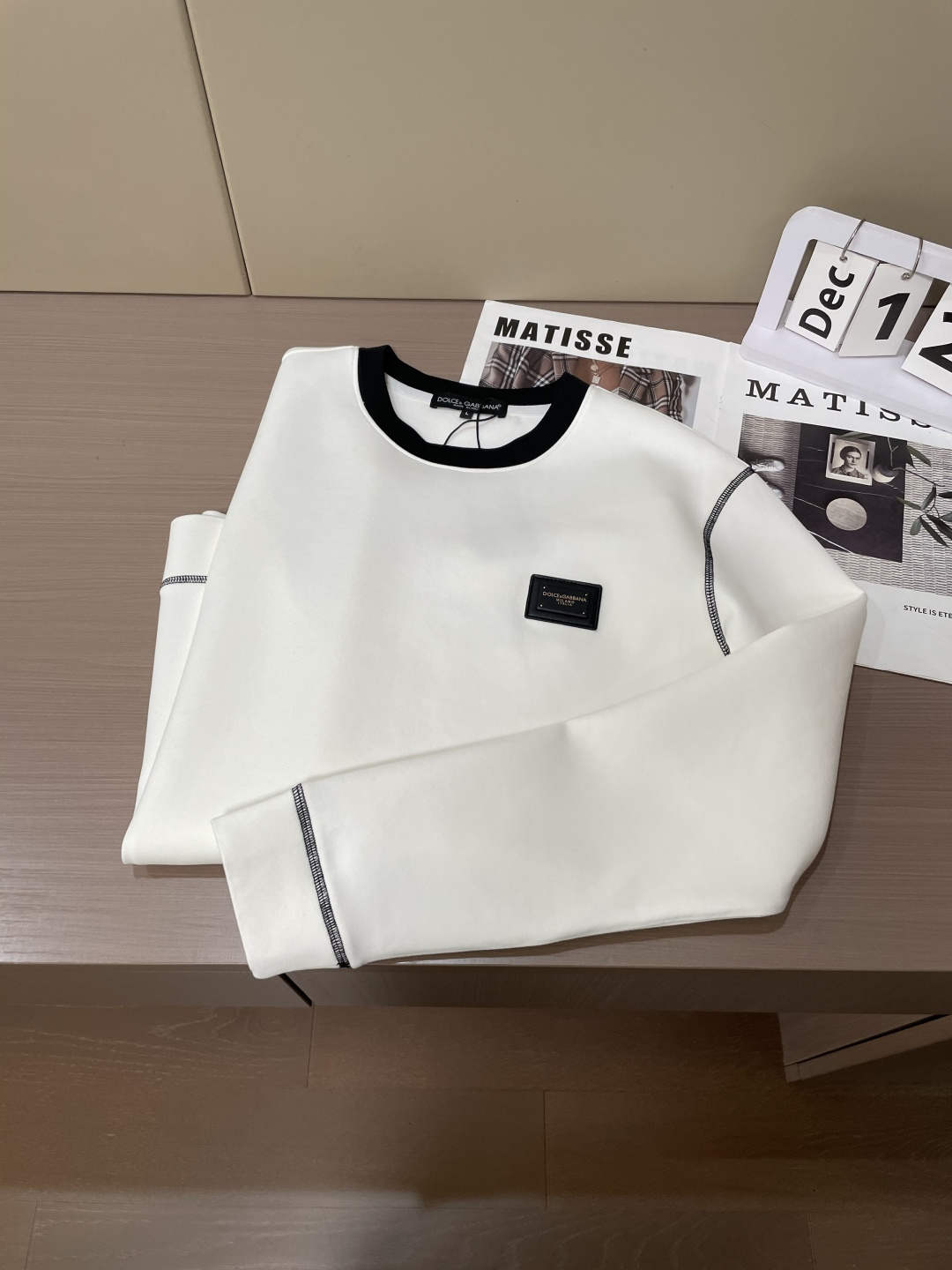 DG 圆领套头卫衣；经典套头男女同款，简约大气系列单品，低调奢华大气百搭款！卫衣选用客供100%高克重棉