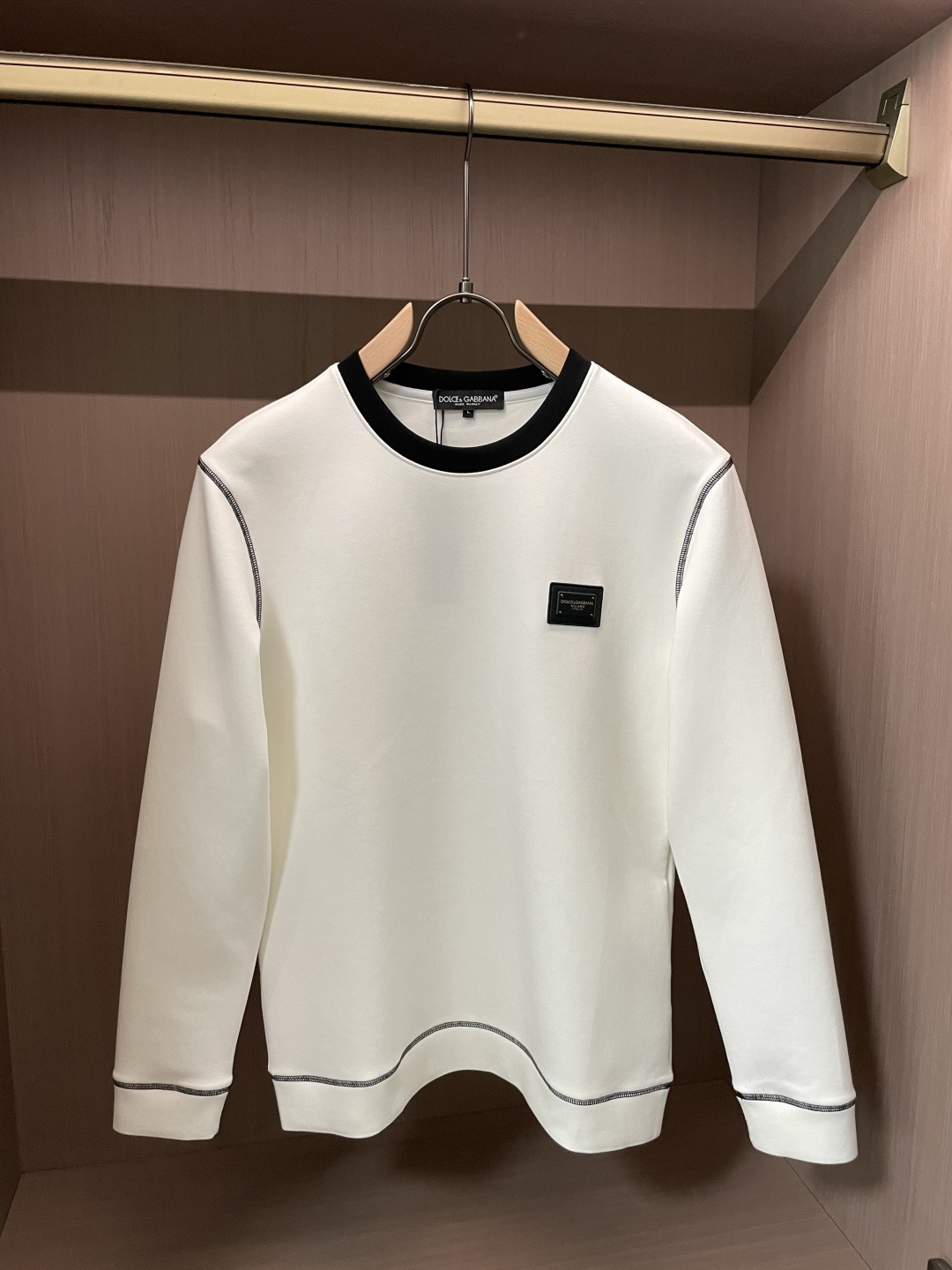 NO:682335,DG round neck pullover sweatshirt; classic pullover for men and women, simple and elegant series of items, low-key, luxurious and versatile!  The sweatshirt is made of high-weight cotton fabrics supplied by customers. The lining is tight and very skin-friendly. It is arranged in an orderly manner. It feels super soft, delicate and comfortable, and the fabric texture is top-notch!  Low-key and highly recognizable, it highlights the brand’s unique fashion charm!  The upper body is a standard unisex style, which is super versatile and easy to wear. It can be easily worn by both men and women, creating the most simple and popular mainstream size. M-XXXXL, hoodie, sweatshirts,19860909DG 圆领套头卫衣；经典套头男女同款,简约大气系列单品,低调奢华大气百搭款！ 卫衣选用客供高克重棉质面料精制而成,内里紧密且既极具亲肤感的,井然有序的排列着,手感超级柔软细腻舒适,面料质感堪称顶级！低调且辨识度十足,彰显品牌独有的时尚魅力值！版型上身标准中性的款式,超级百搭好穿,男女都可轻松上身演绎,打造出最简约流行的主流 尺码M-XXXXL,,hoodie,sweatshirts,,Men's clothing