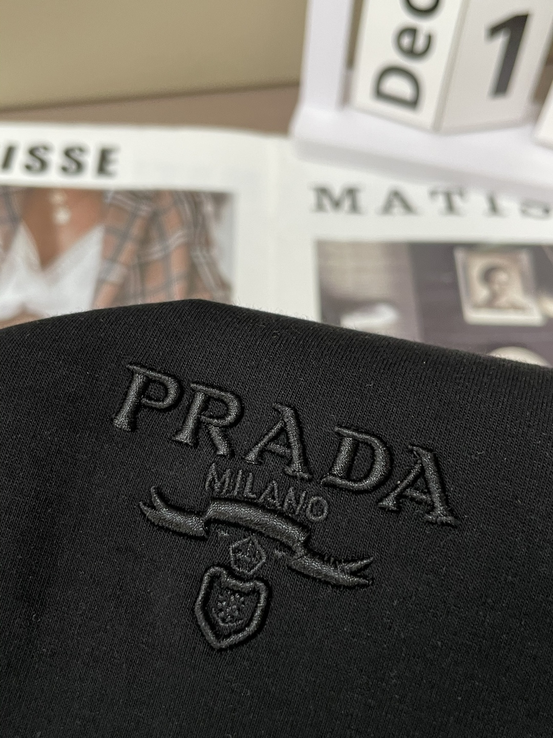 Prad 圆领套头卫衣；经典套头男女同款，简约大气系列单品，低调奢华大气百搭款！卫衣选用客供100%高克