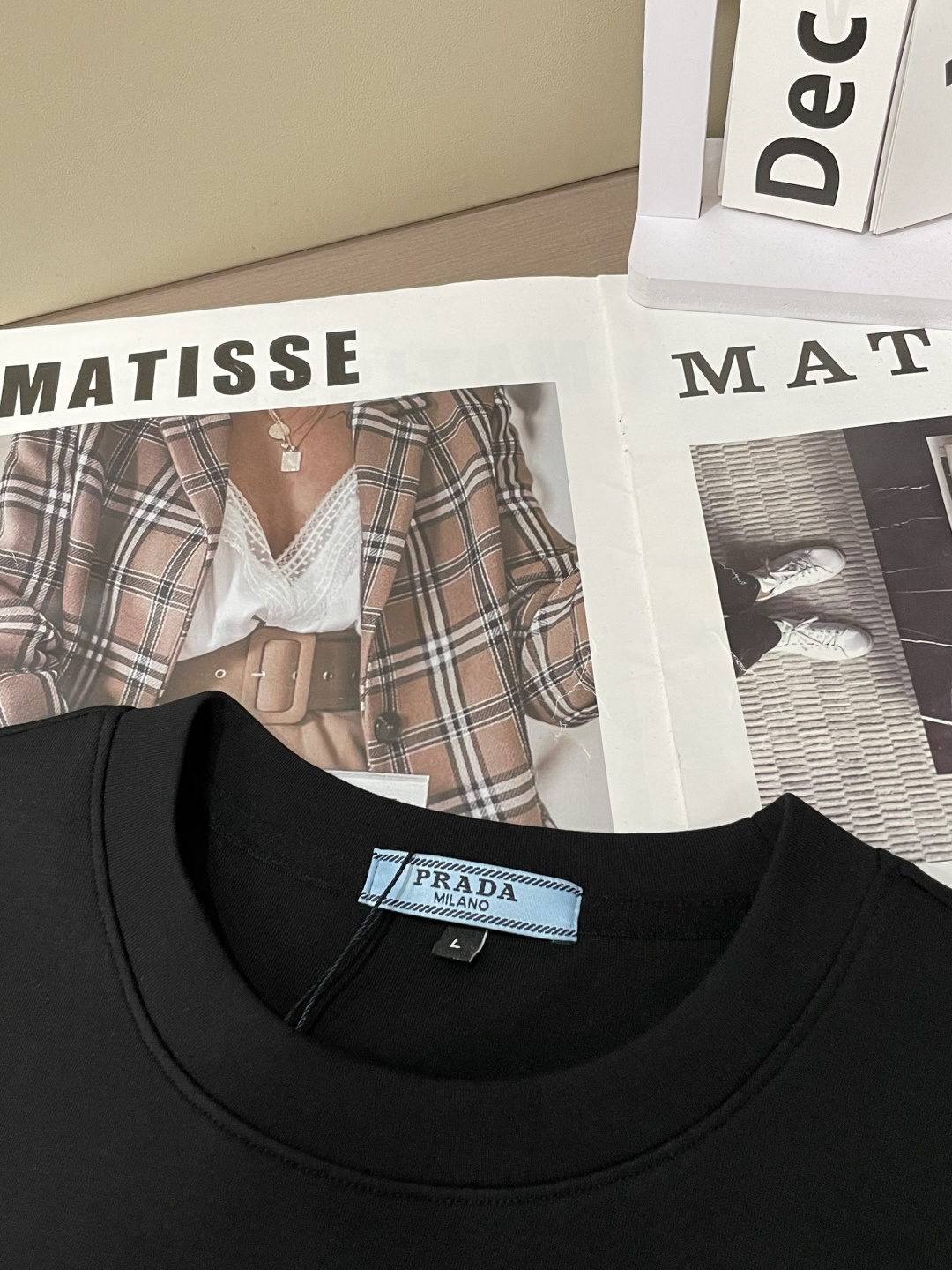 Prad 圆领套头卫衣；经典套头男女同款，简约大气系列单品，低调奢华大气百搭款！卫衣选用客供100%高克