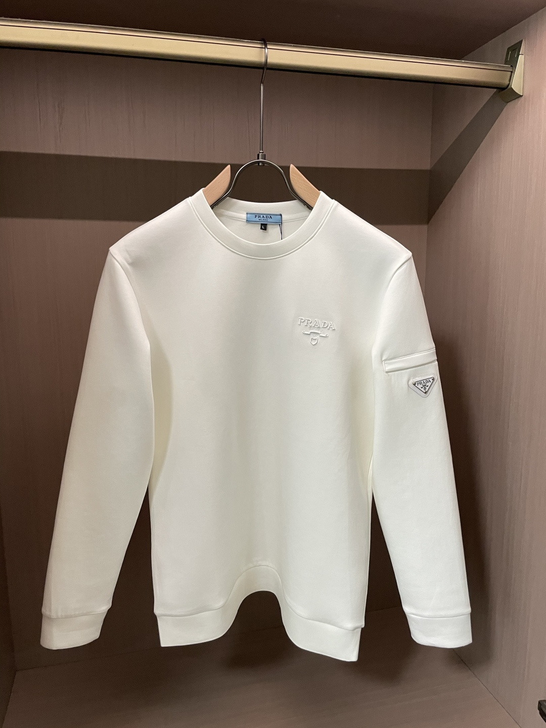 NO:682341,Prad round neck pullover sweatshirt; classic pullover for men and women, simple and elegant series of items, low-key, luxurious and versatile!  The sweatshirt is made of high-weight cotton fabrics supplied by customers. The lining is tight and very skin-friendly. It is arranged in an orderly manner. It feels super soft, delicate and comfortable, and the fabric texture is top-notch!  Low-key and highly recognizable, it highlights the brand’s unique fashion charm!  The upper body is a standard unisex style, which is super versatile and easy to wear. It can be easily worn by both men and women, creating the most simple and popular mainstream size. M-XXXXL, prada, hoodie, sweatshirts,19860909Prad 圆领套头卫衣；经典套头男女同款,简约大气系列单品,低调奢华大气百搭款！ 卫衣选用客供高克重棉质面料精制而成,内里紧密且既极具亲肤感的,井然有序的排列着,手感超级柔软细腻舒适,面料质感堪称顶级！低调且辨识度十足,彰显品牌独有的时尚魅力值！版型上身标准中性的款式,超级百搭好穿,男女都可轻松上身演绎,打造出最简约流行的主流 尺码M-XXXXL,,prada,hoodie,sweatshirts,,Men's clothing