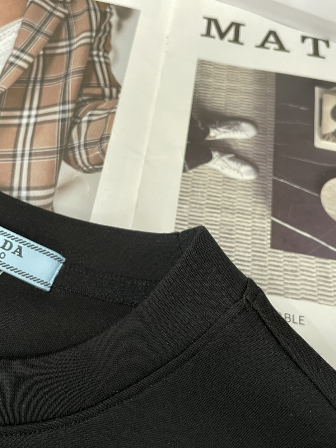 Prad 圆领套头卫衣；经典套头男女同款，简约大气系列单品，低调奢华大气百搭款！卫衣选用客供100%高克