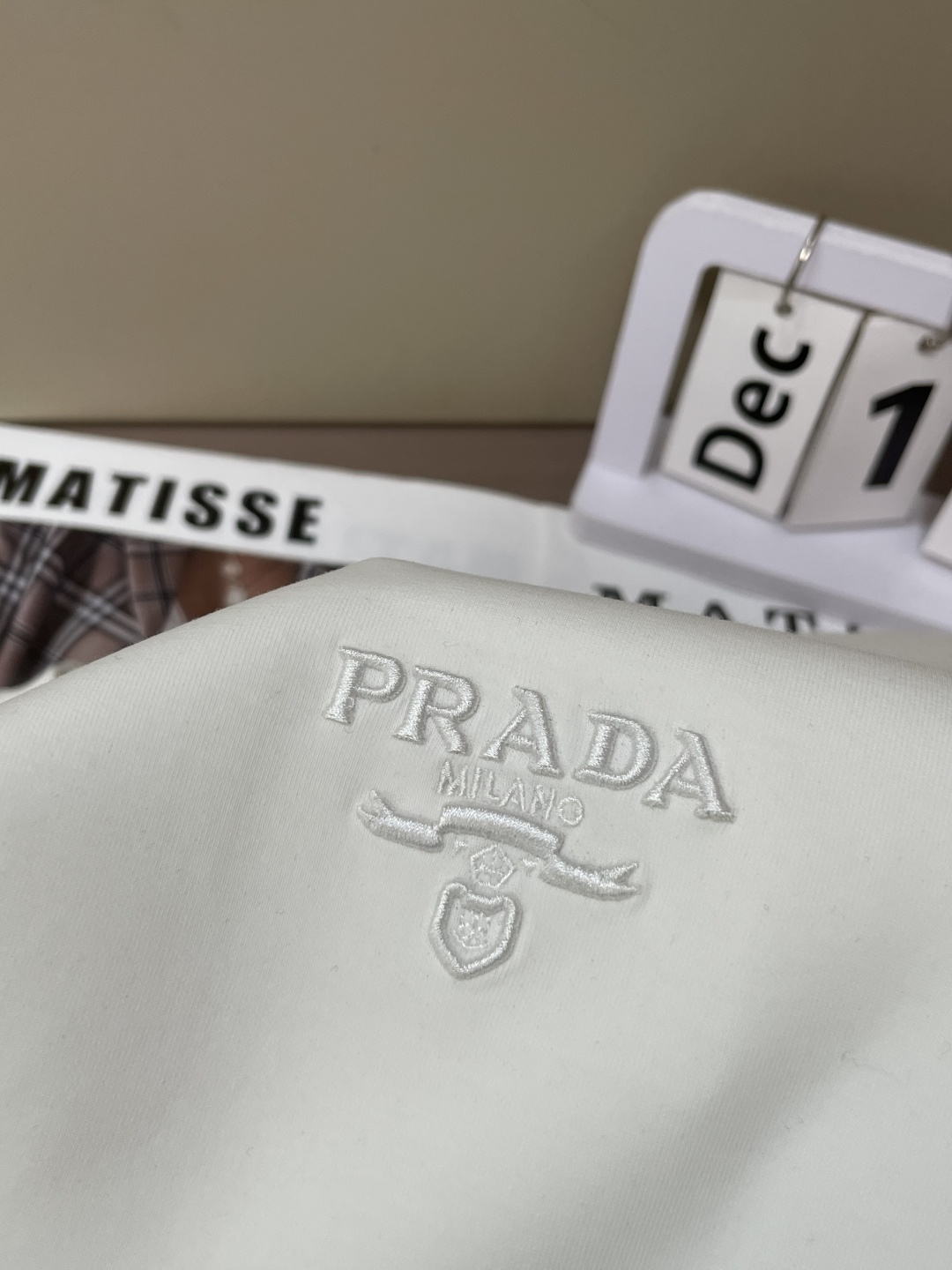 Prad 圆领套头卫衣；经典套头男女同款，简约大气系列单品，低调奢华大气百搭款！卫衣选用客供100%高克