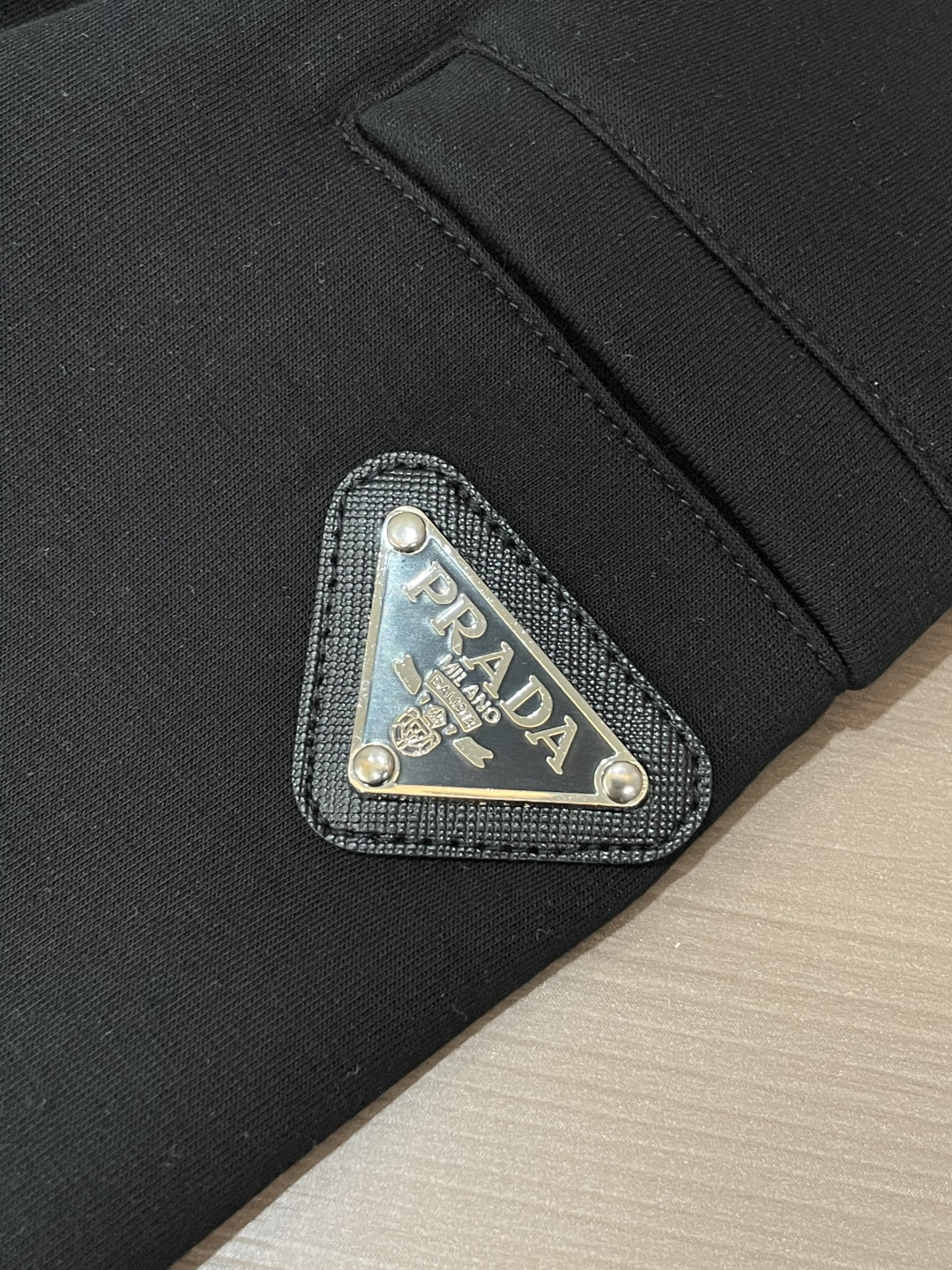 Prad 圆领套头卫衣；经典套头男女同款，简约大气系列单品，低调奢华大气百搭款！卫衣选用客供100%高克