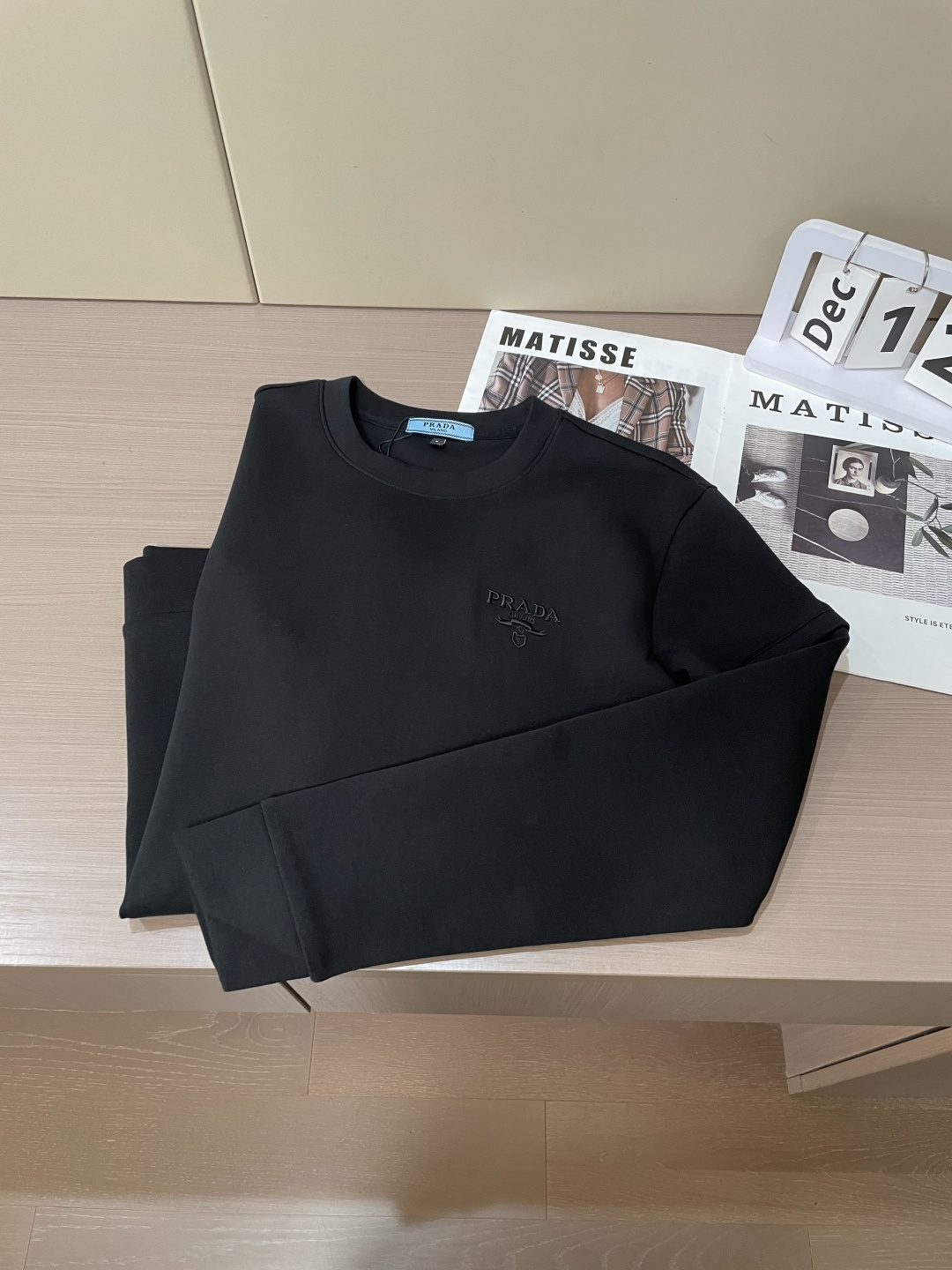 Prad 圆领套头卫衣；经典套头男女同款，简约大气系列单品，低调奢华大气百搭款！卫衣选用客供100%高克