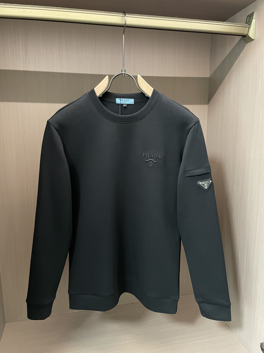Prad 圆领套头卫衣；经典套头男女同款，简约大气系列单品，低调奢华大气百搭款！卫衣选用客供100%高克
