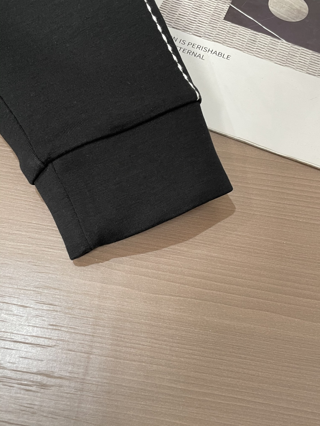 DG 圆领套头卫衣；经典套头男女同款，简约大气系列单品，低调奢华大气百搭款！卫衣选用客供100%高克重棉