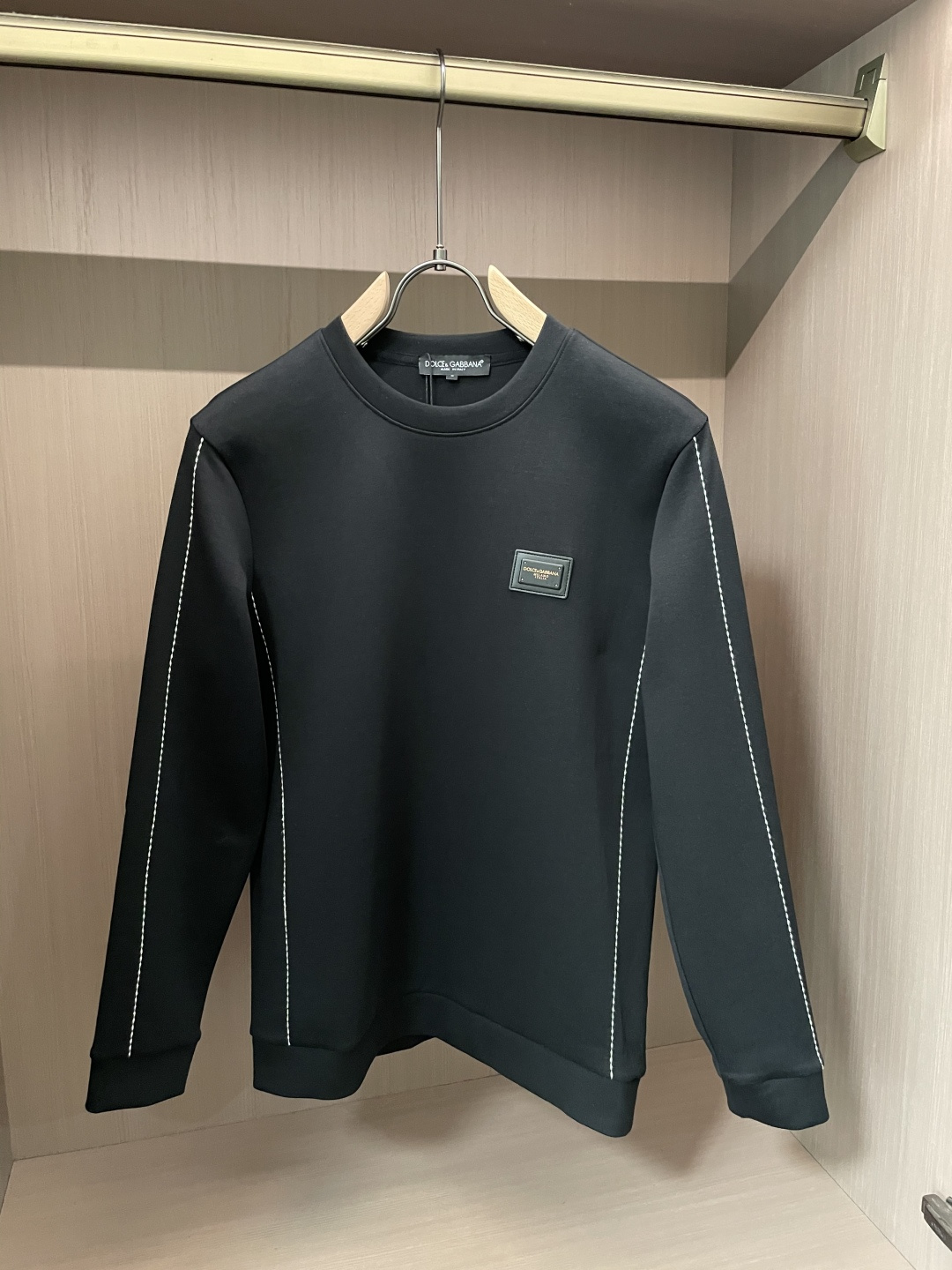 DG 圆领套头卫衣；经典套头男女同款，简约大气系列单品，低调奢华大气百搭款！卫衣选用客供100%高克重棉