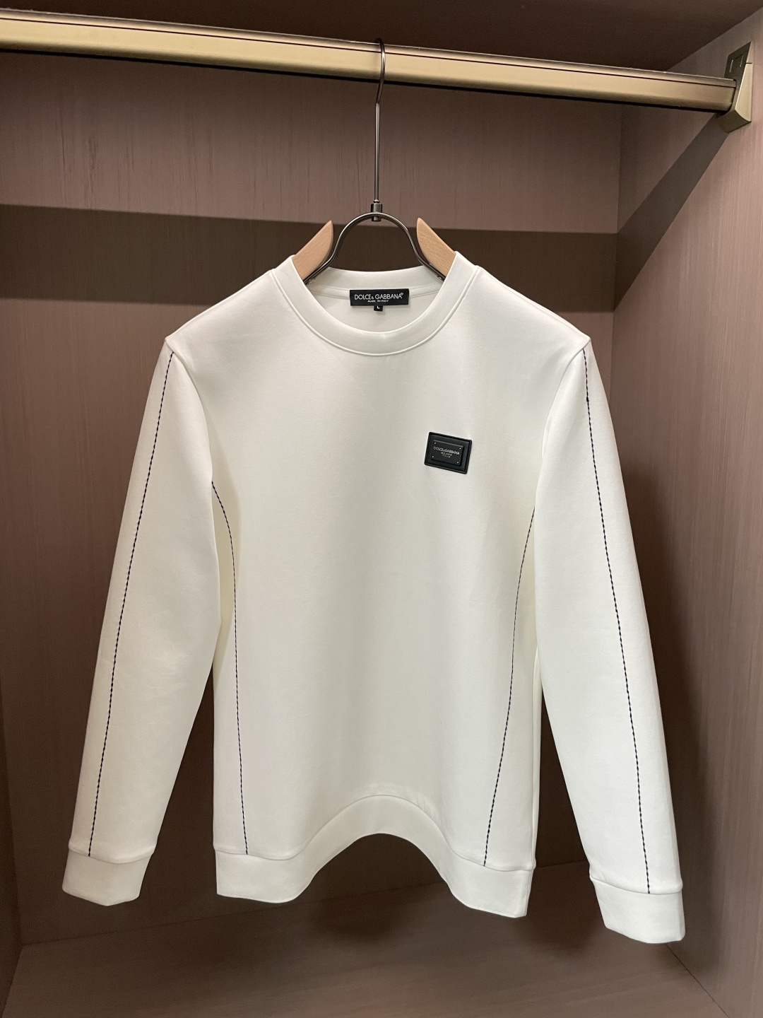 NO:682342,DG round neck pullover sweatshirt; classic pullover for men and women, simple and elegant series of items, low-key, luxurious and versatile!  The sweatshirt is made of high-weight cotton fabrics supplied by customers. The lining is tight and very skin-friendly. It is arranged in an orderly manner. It feels super soft, delicate and comfortable, and the fabric texture is top-notch!  Low-key and highly recognizable, it highlights the brand’s unique fashion charm!  The upper body is a standard unisex style, which is super versatile and easy to wear. It can be easily worn by both men and women, creating the most simple and popular mainstream size. M-XXXXL, hoodie, sweatshirts,19860909DG 圆领套头卫衣；经典套头男女同款,简约大气系列单品,低调奢华大气百搭款！ 卫衣选用客供高克重棉质面料精制而成,内里紧密且既极具亲肤感的,井然有序的排列着,手感超级柔软细腻舒适,面料质感堪称顶级！低调且辨识度十足,彰显品牌独有的时尚魅力值！版型上身标准中性的款式,超级百搭好穿,男女都可轻松上身演绎,打造出最简约流行的主流 尺码M-XXXXL,,hoodie,sweatshirts,,Men's clothing