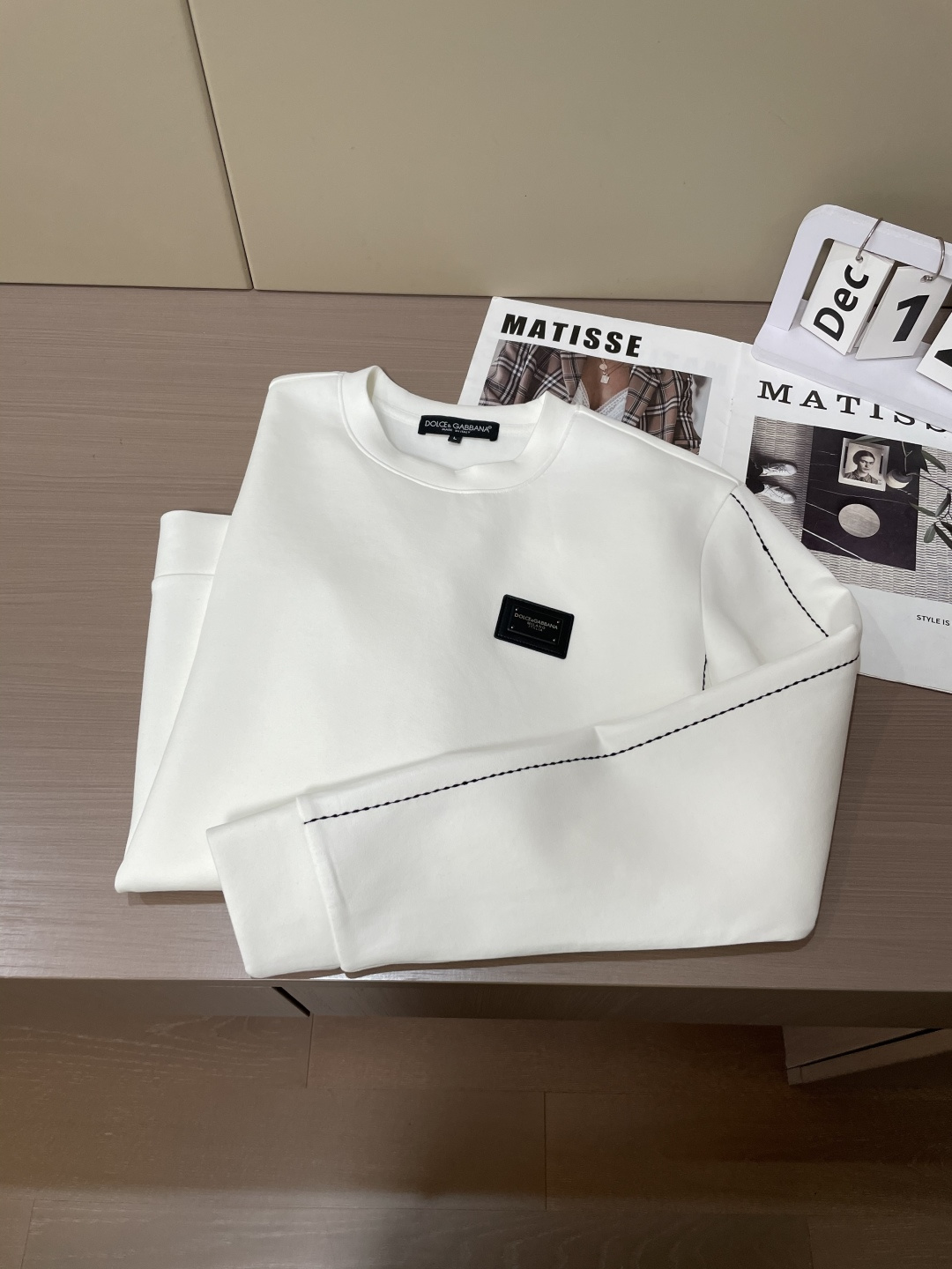 DG 圆领套头卫衣；经典套头男女同款，简约大气系列单品，低调奢华大气百搭款！卫衣选用客供100%高克重棉