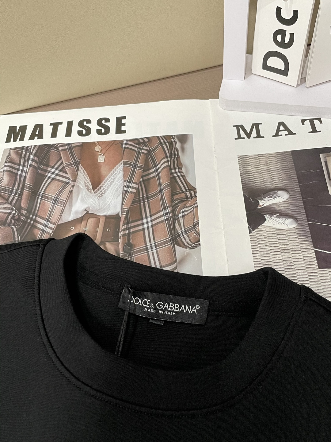 DG 圆领套头卫衣；经典套头男女同款，简约大气系列单品，低调奢华大气百搭款！卫衣选用客供100%高克重棉