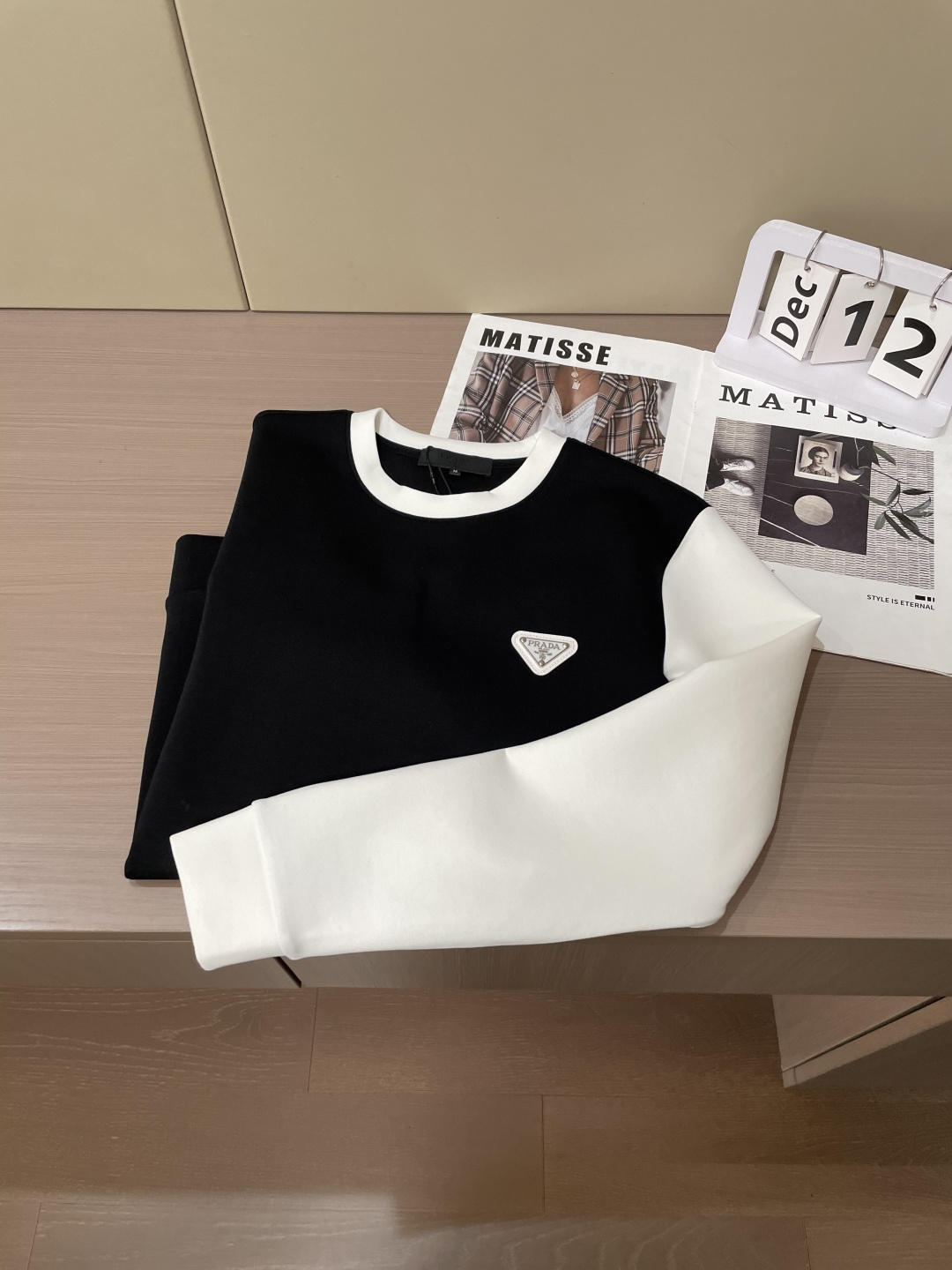 Prad 圆领套头卫衣；经典套头男女同款，简约大气系列单品，低调奢华大气百搭款！卫衣选用客供100%高克