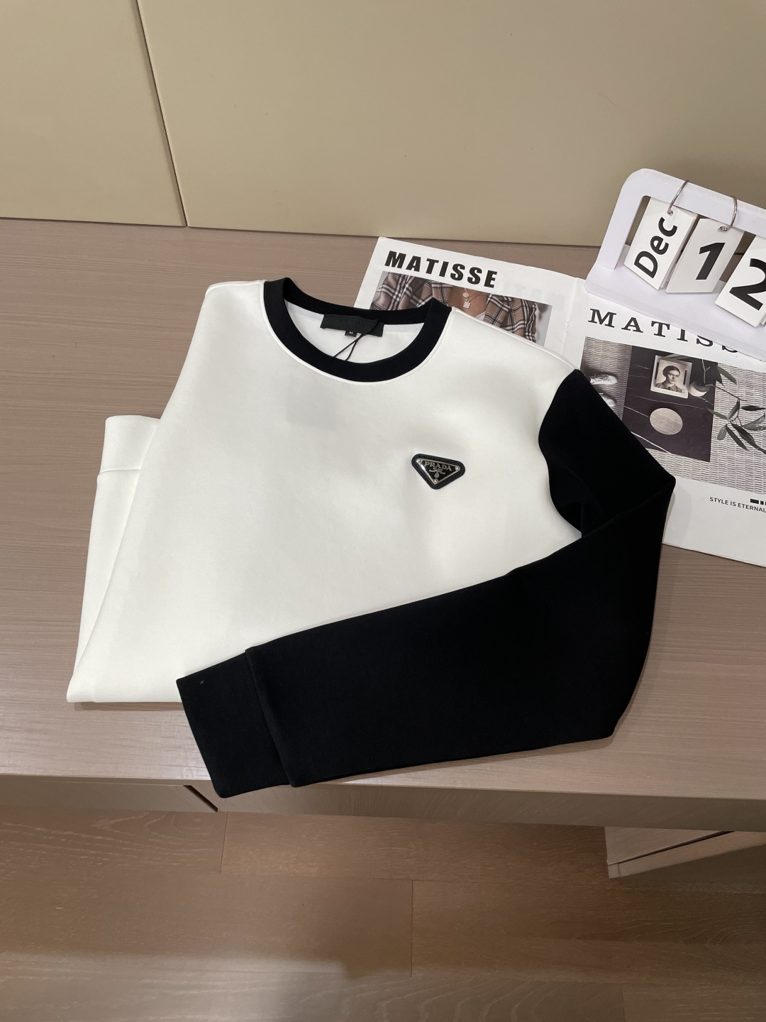 Prad 圆领套头卫衣；经典套头男女同款，简约大气系列单品，低调奢华大气百搭款！卫衣选用客供100%高克