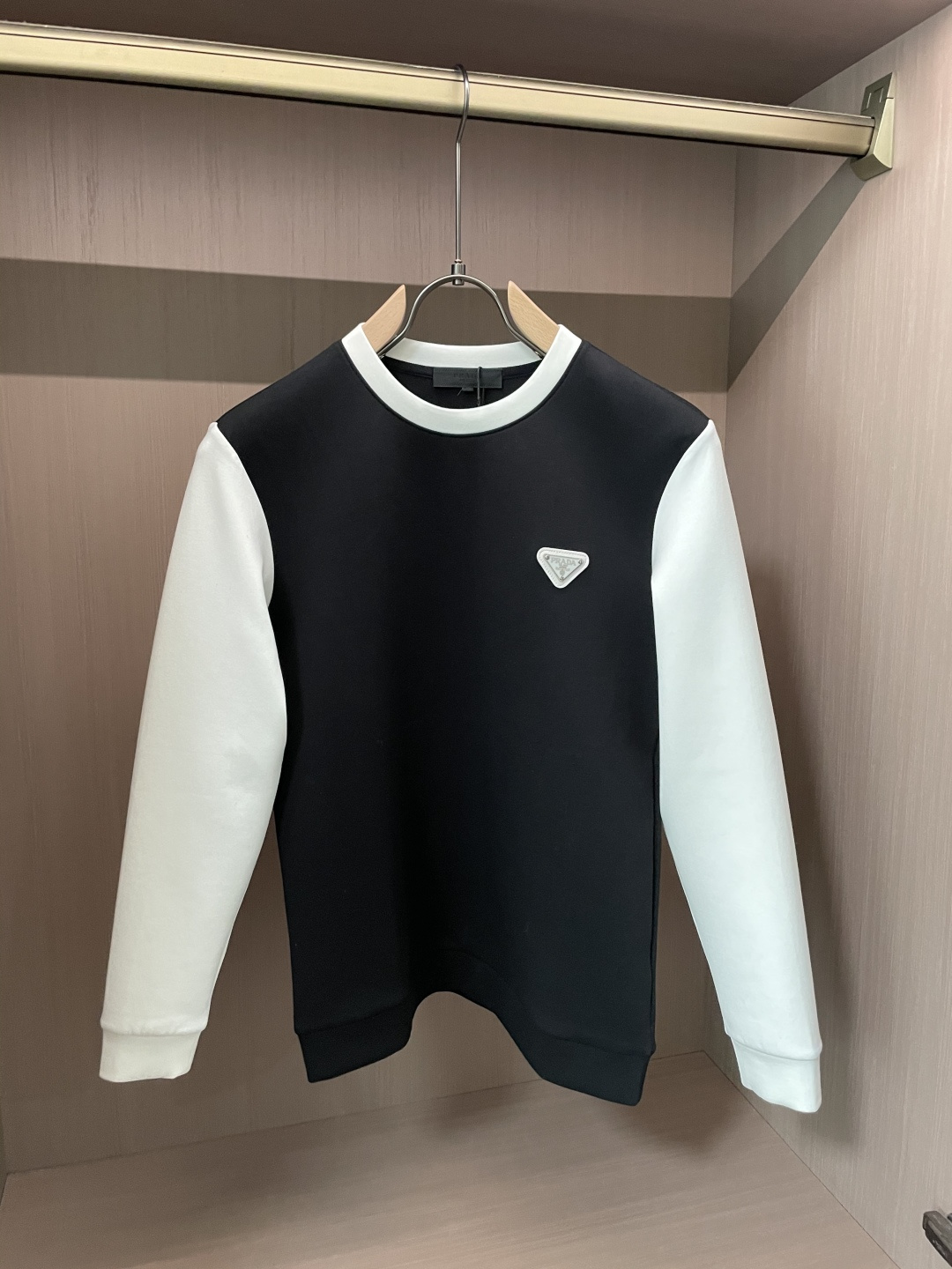 Prad 圆领套头卫衣；经典套头男女同款，简约大气系列单品，低调奢华大气百搭款！卫衣选用客供100%高克