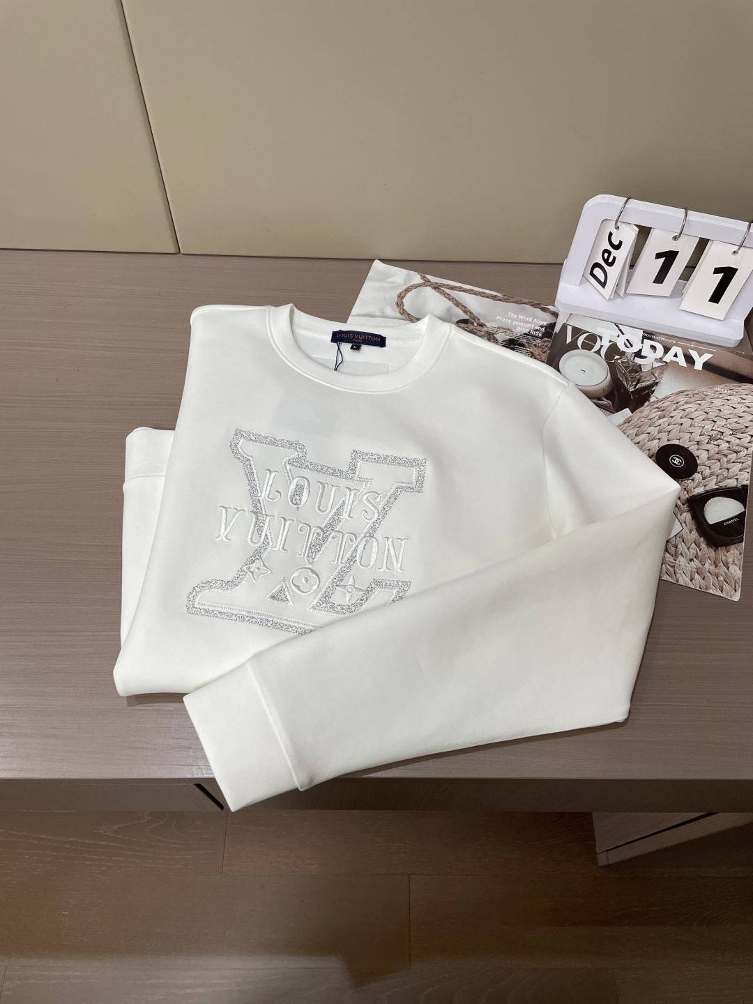 Lv 圆领套头卫衣；经典套头男女同款，简约大气系列单品，低调奢华大气百搭款！卫衣选用客供100%高克重棉