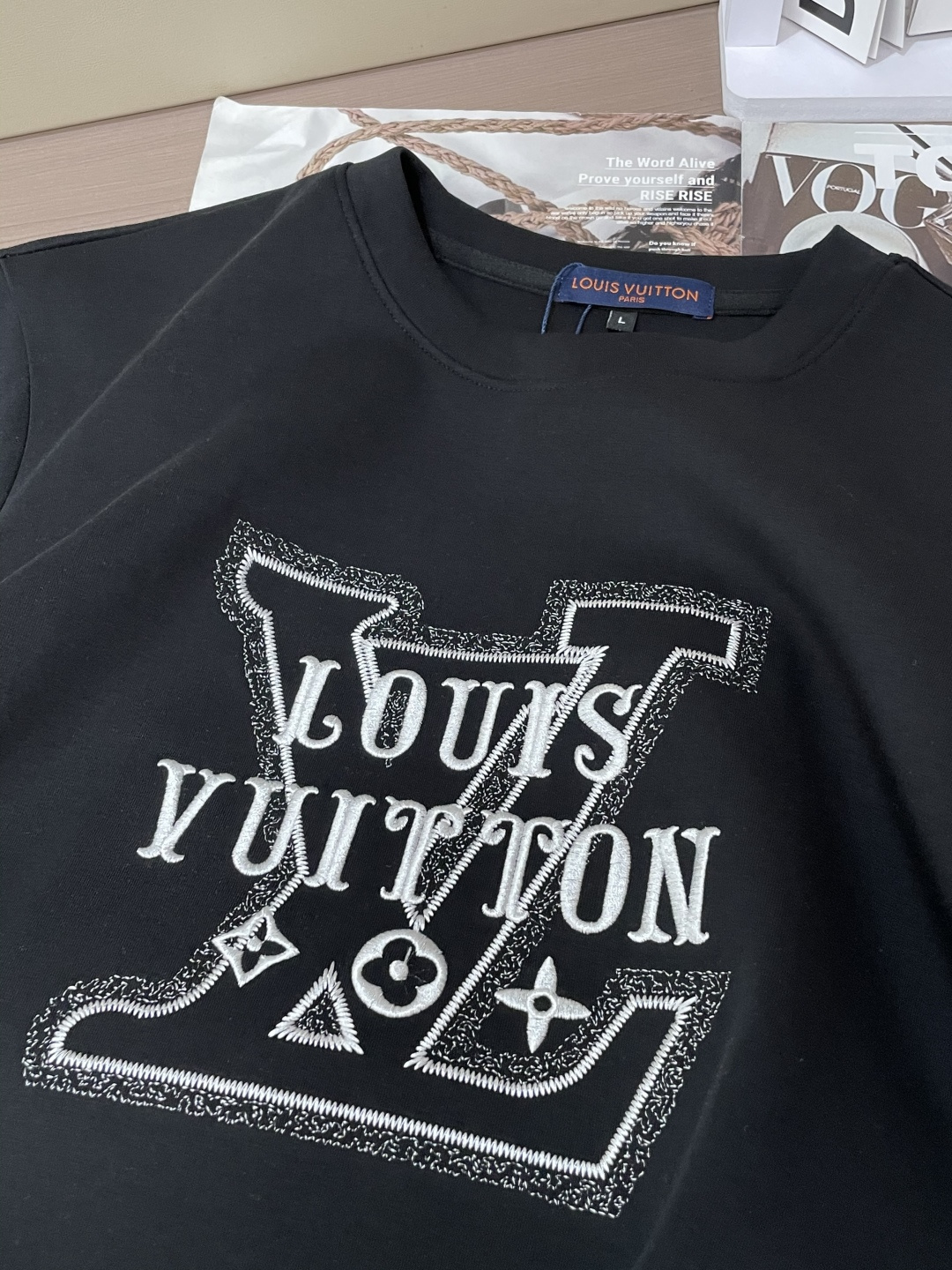 Lv 圆领套头卫衣；经典套头男女同款，简约大气系列单品，低调奢华大气百搭款！卫衣选用客供100%高克重棉