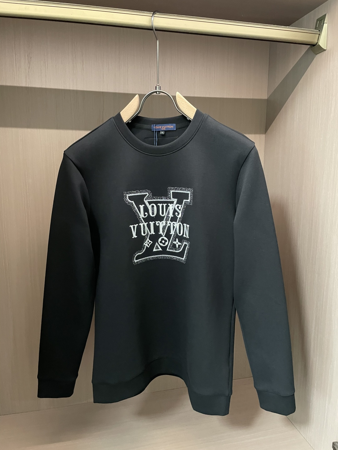 Lv 圆领套头卫衣；经典套头男女同款，简约大气系列单品，低调奢华大气百搭款！卫衣选用客供100%高克重棉