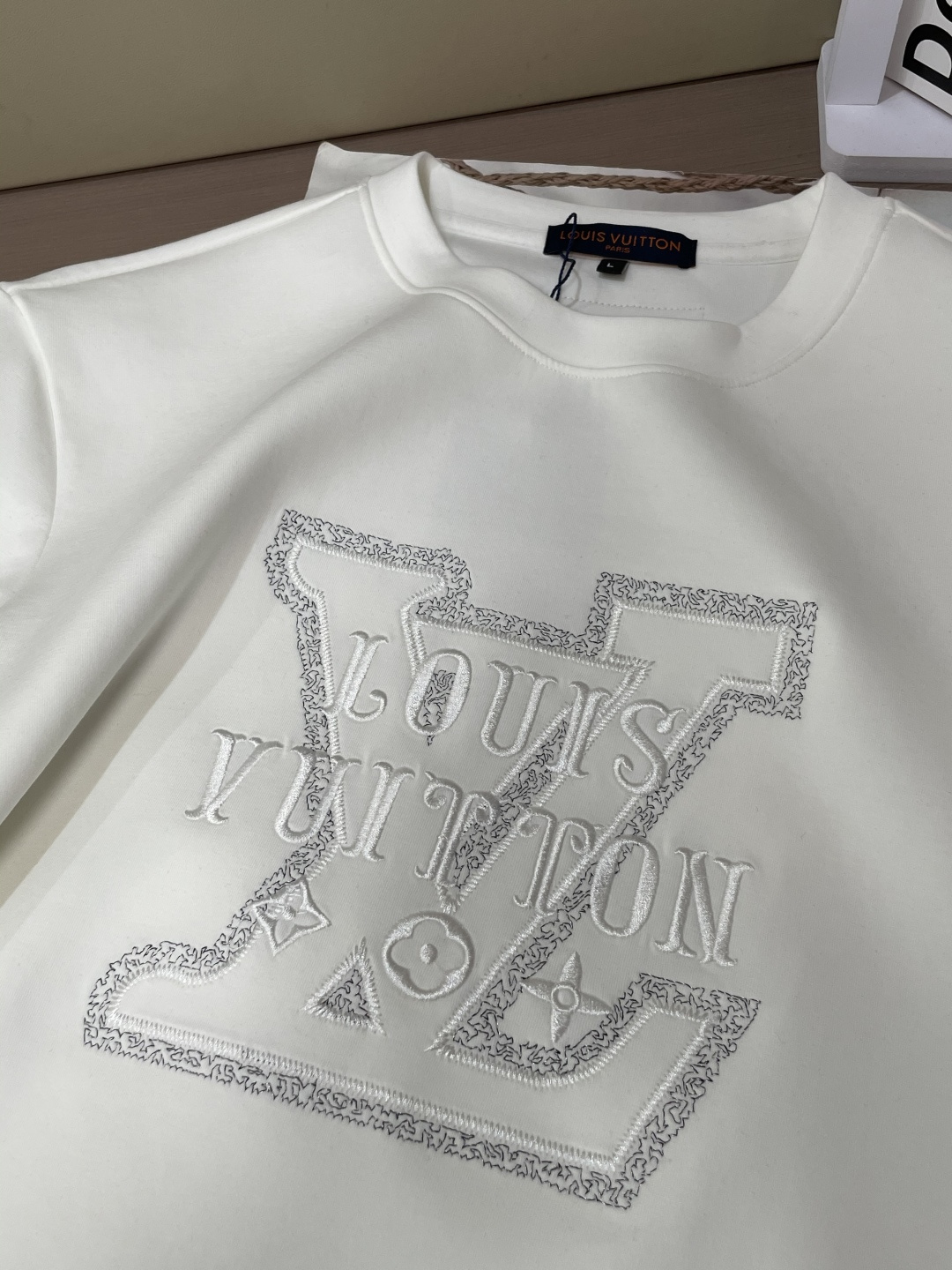 Lv 圆领套头卫衣；经典套头男女同款，简约大气系列单品，低调奢华大气百搭款！卫衣选用客供100%高克重棉