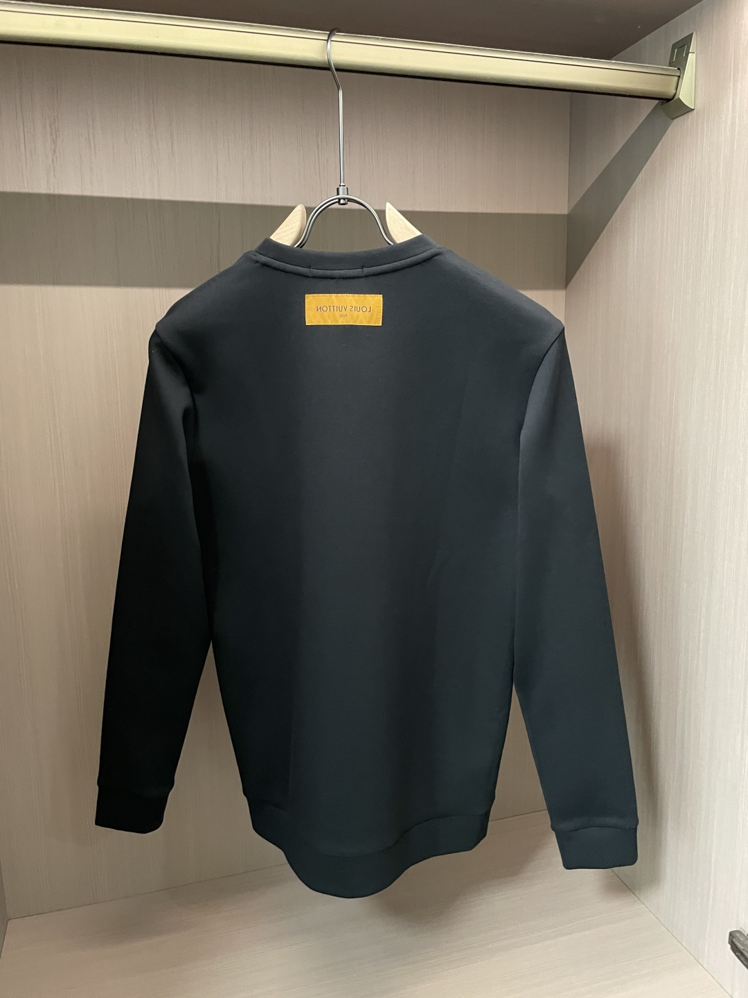 Lv 圆领套头卫衣；经典套头男女同款，简约大气系列单品，低调奢华大气百搭款！卫衣选用客供100%高克重棉