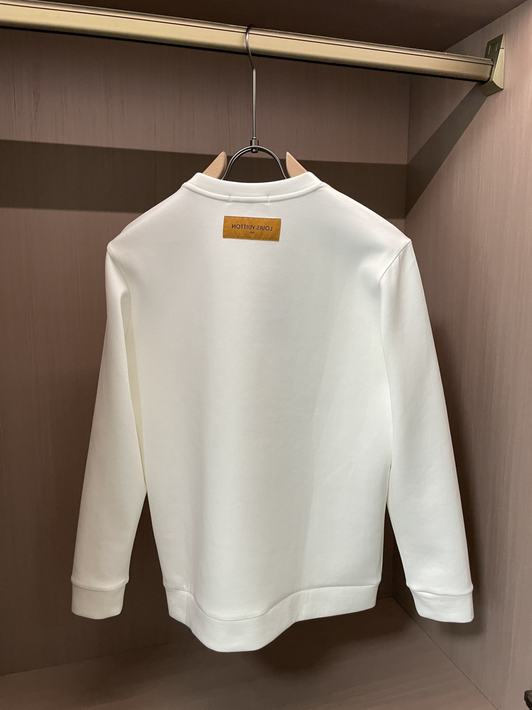 Lv 圆领套头卫衣；经典套头男女同款，简约大气系列单品，低调奢华大气百搭款！卫衣选用客供100%高克重棉