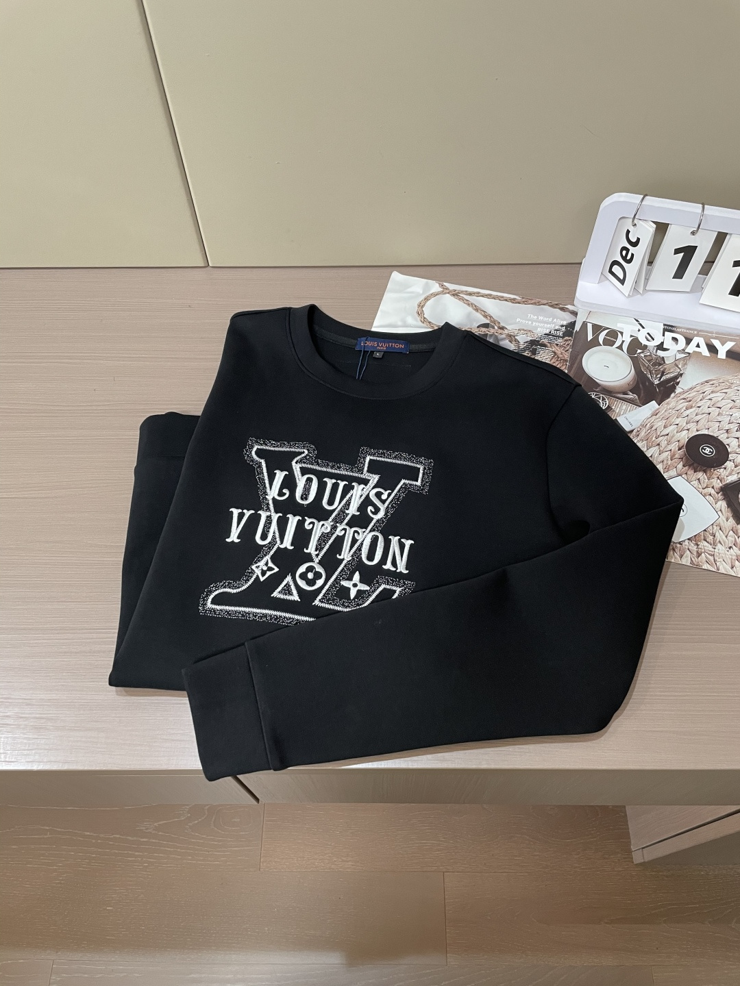 Lv 圆领套头卫衣；经典套头男女同款，简约大气系列单品，低调奢华大气百搭款！卫衣选用客供100%高克重棉