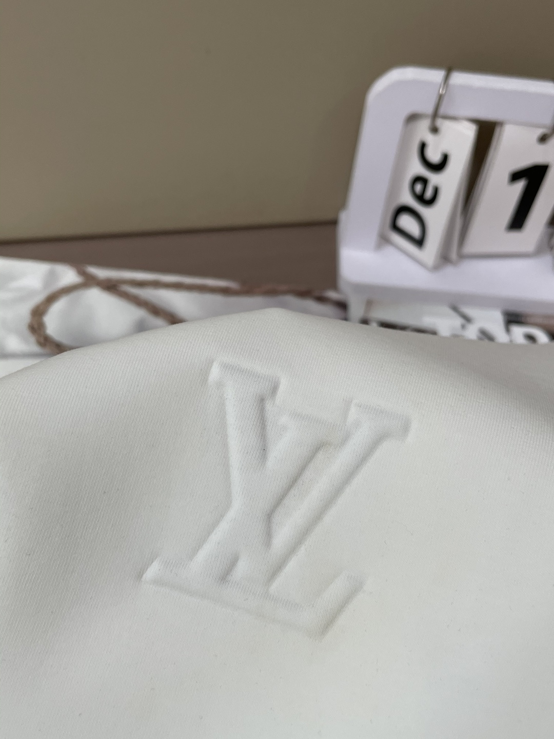 Lv 圆领套头卫衣；经典套头男女同款，简约大气系列单品，低调奢华大气百搭款！卫衣选用客供100%高克重棉