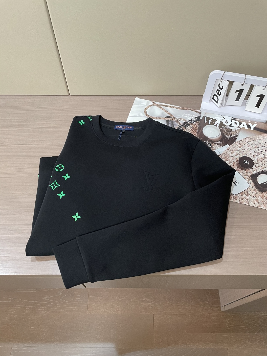 Lv 圆领套头卫衣；经典套头男女同款，简约大气系列单品，低调奢华大气百搭款！卫衣选用客供100%高克重棉