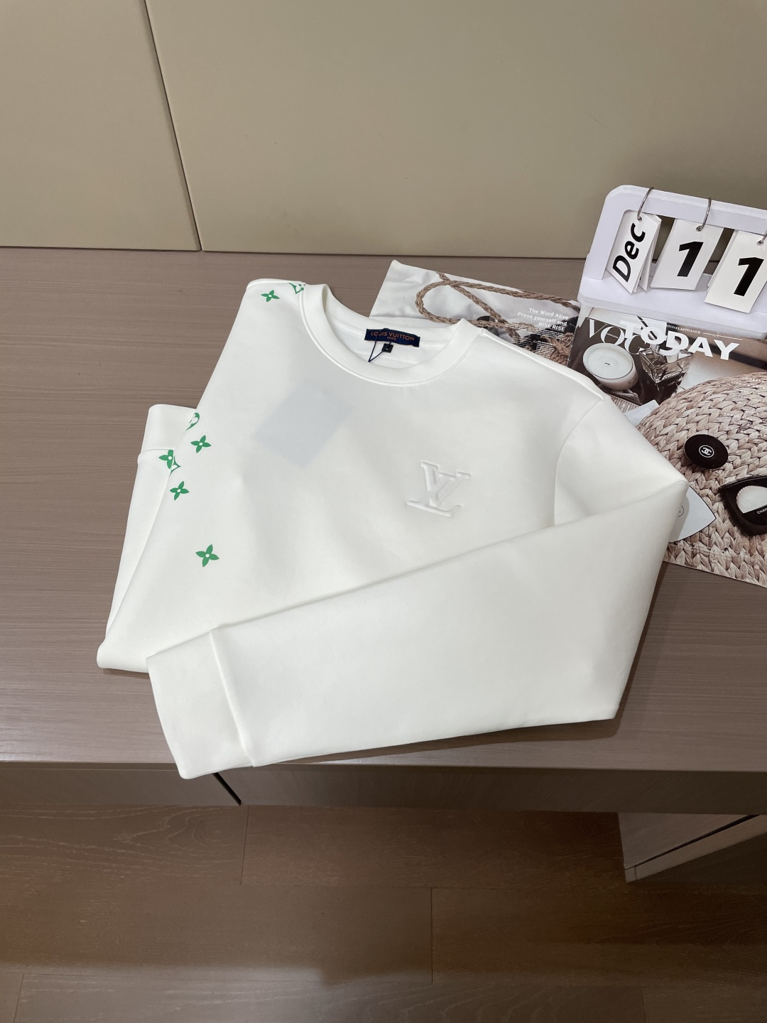 Lv 圆领套头卫衣；经典套头男女同款，简约大气系列单品，低调奢华大气百搭款！卫衣选用客供100%高克重棉